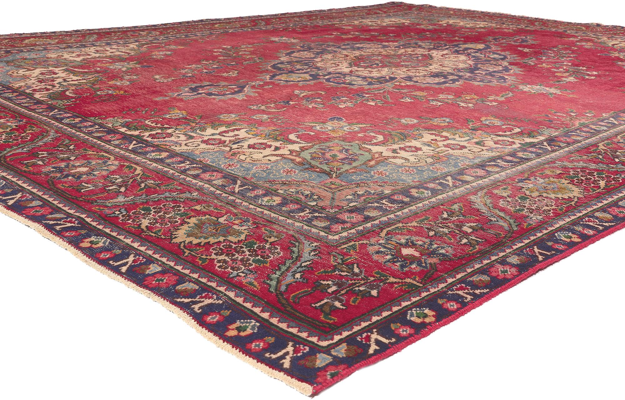 78088 Tapis persan Tabriz ancien et usé, 09'11 x 12'11. 
La sensibilité rustique rencontre le charme nostalgique dans ce tapis persan Tabriz en laine nouée à la main et usée à l'ancienne. Le design floral complexe et la palette de couleurs