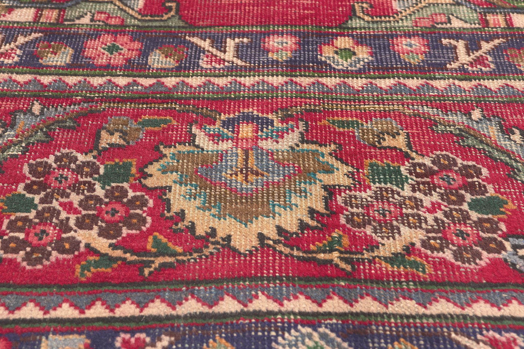 Tapis persan de Tabriz antique, Sensibilité rustique et Charme nostalgique Abîmé - En vente à Dallas, TX