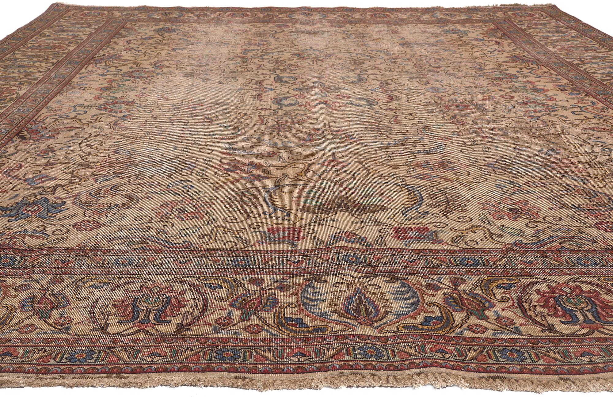 Antiker persischer Täbris-Teppich aus Goldbronze, verwitterte Schönheit auf rustikaler Sensibilität (Tabriz) im Angebot