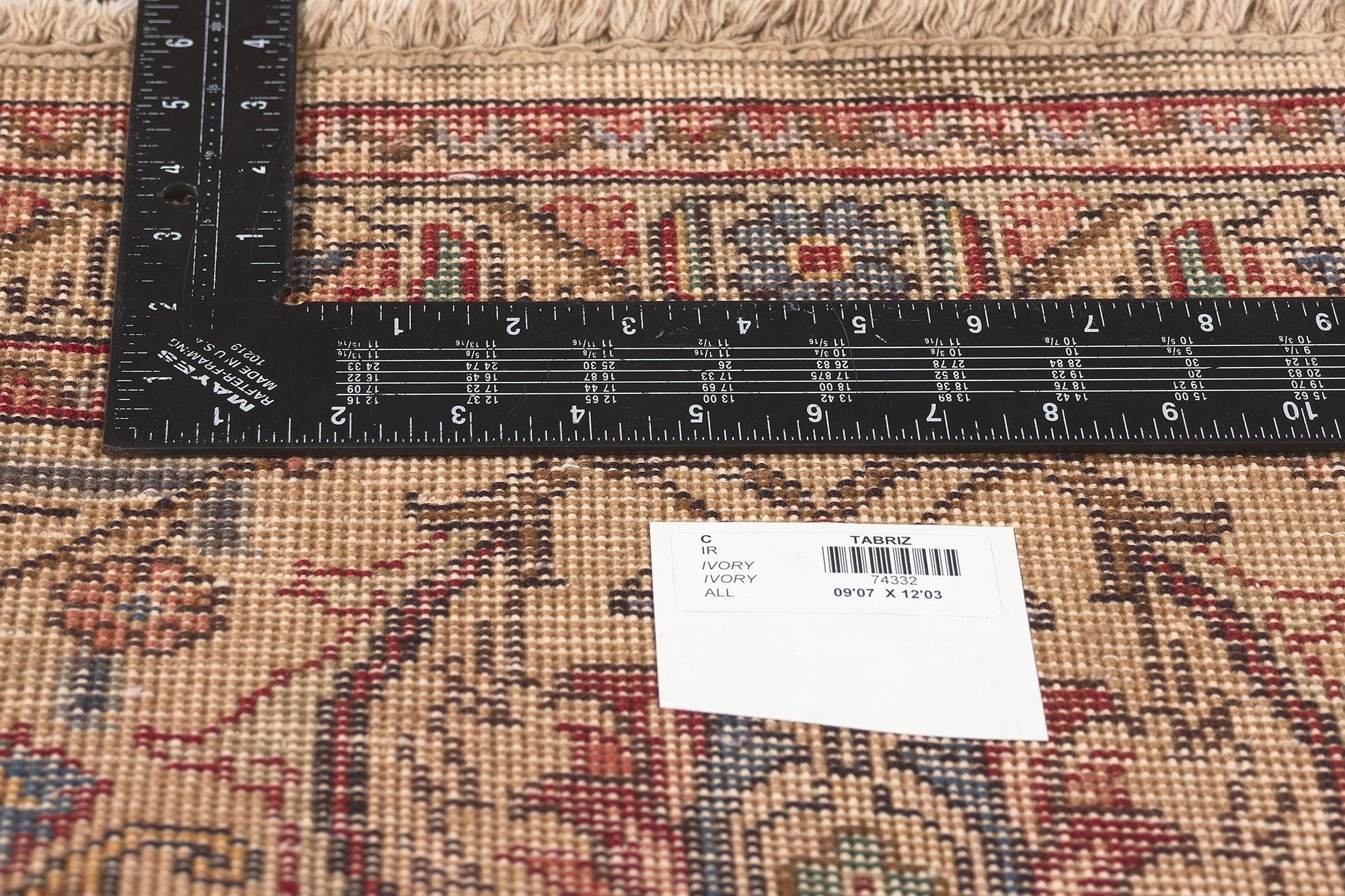 Antiker persischer Täbris-Teppich aus Goldbronze, verwitterte Schönheit auf rustikaler Sensibilität im Zustand „Starke Gebrauchsspuren“ im Angebot in Dallas, TX