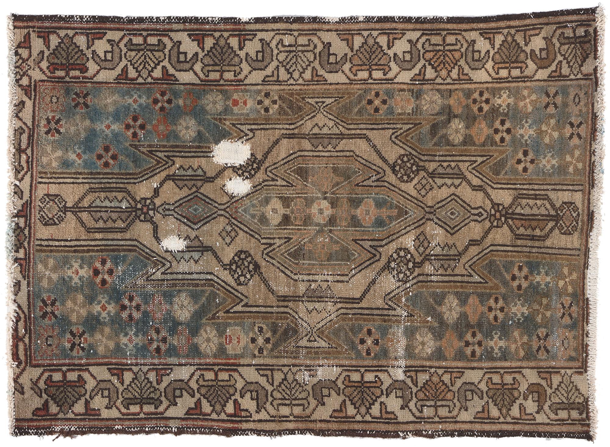 Antigua alfombra persa tribal Hamadan desgastada, la belleza agreste se une al encanto nómada Lana en venta