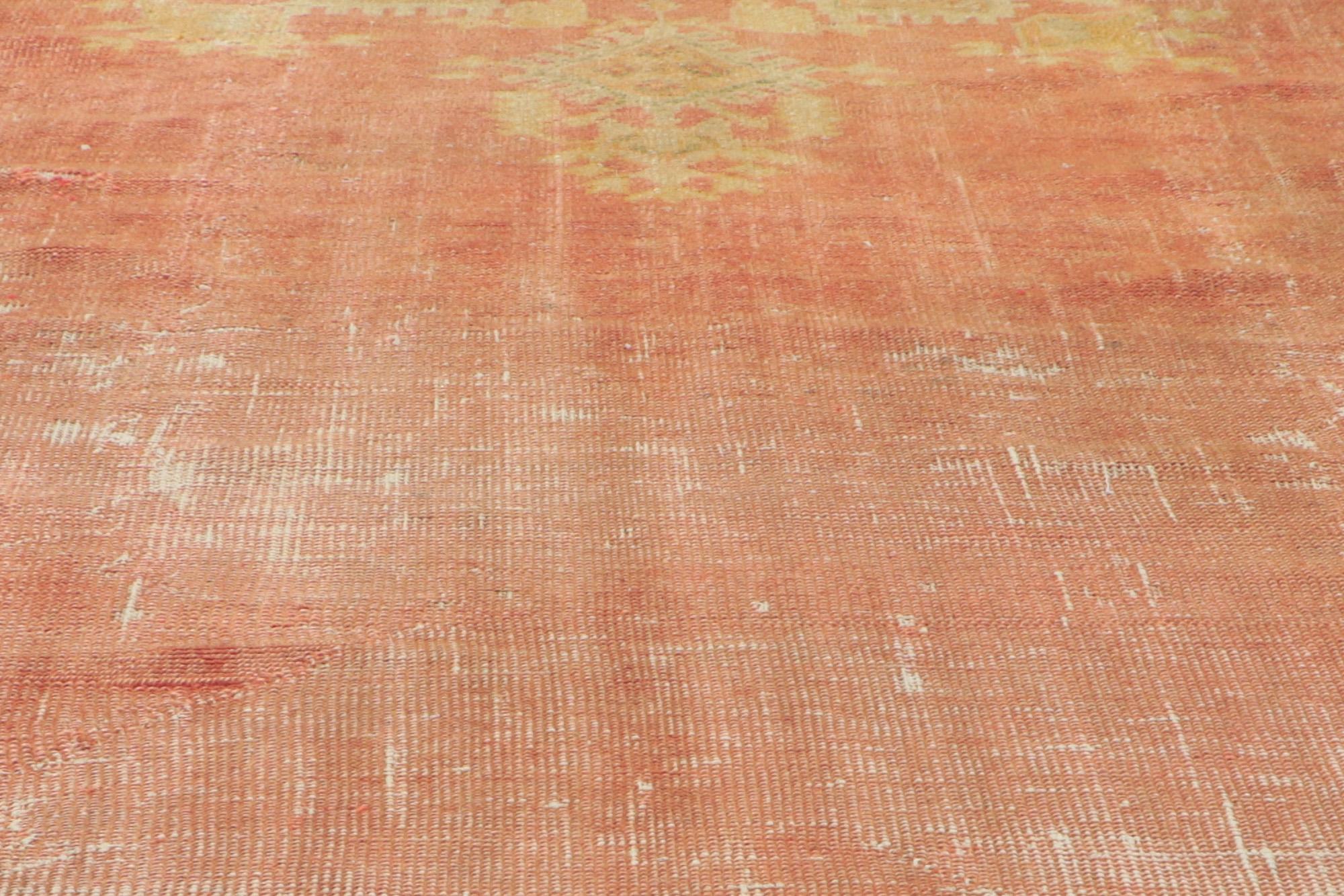 Antiker türkischer Oushak-Teppich aus Goldbronze, verwitterter Fesse trifft auf entspannte Raffinesse im Zustand „Starke Gebrauchsspuren“ im Angebot in Dallas, TX