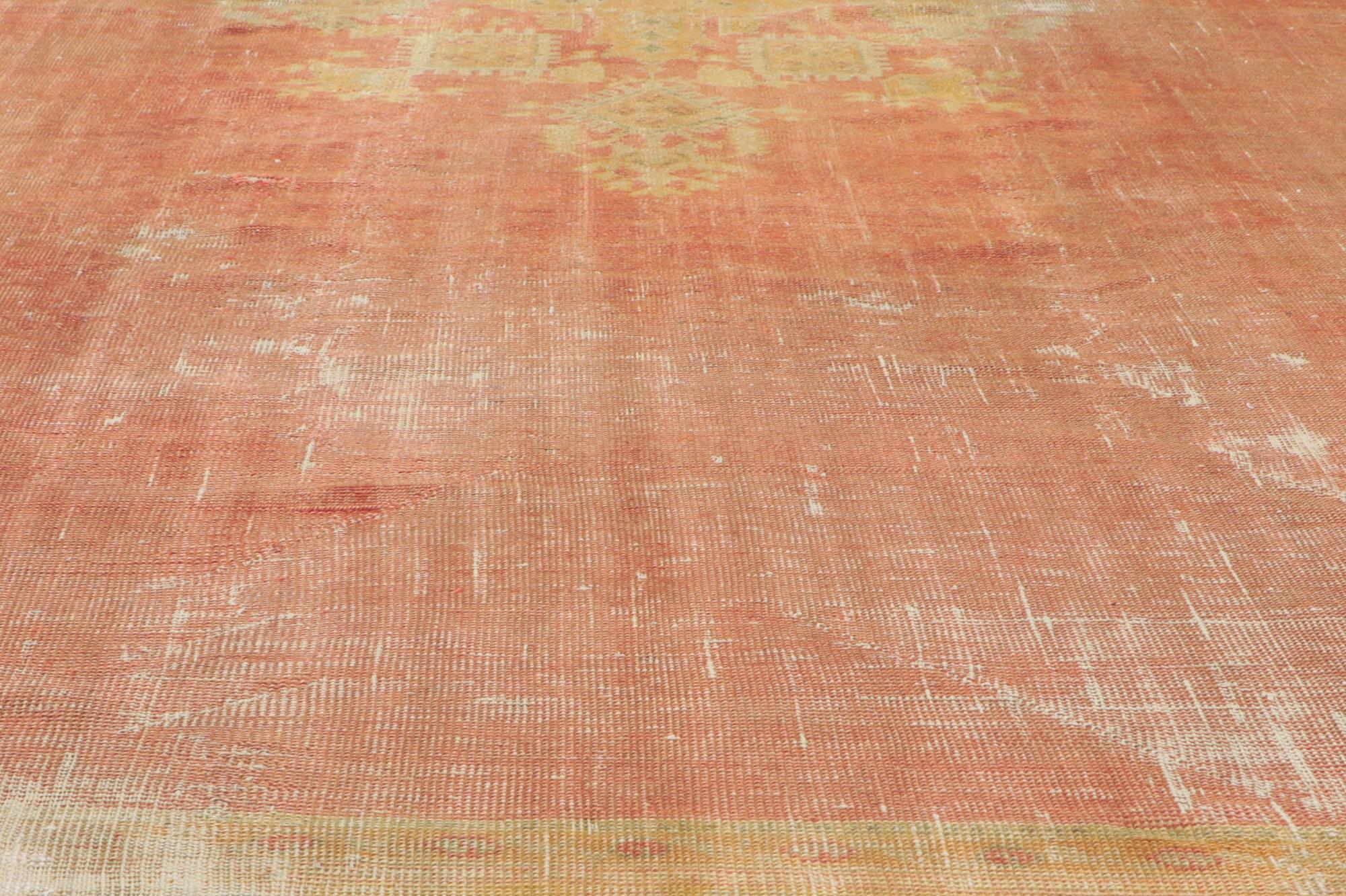Antiker türkischer Oushak-Teppich aus Goldbronze, verwitterter Fesse trifft auf entspannte Raffinesse (20. Jahrhundert) im Angebot