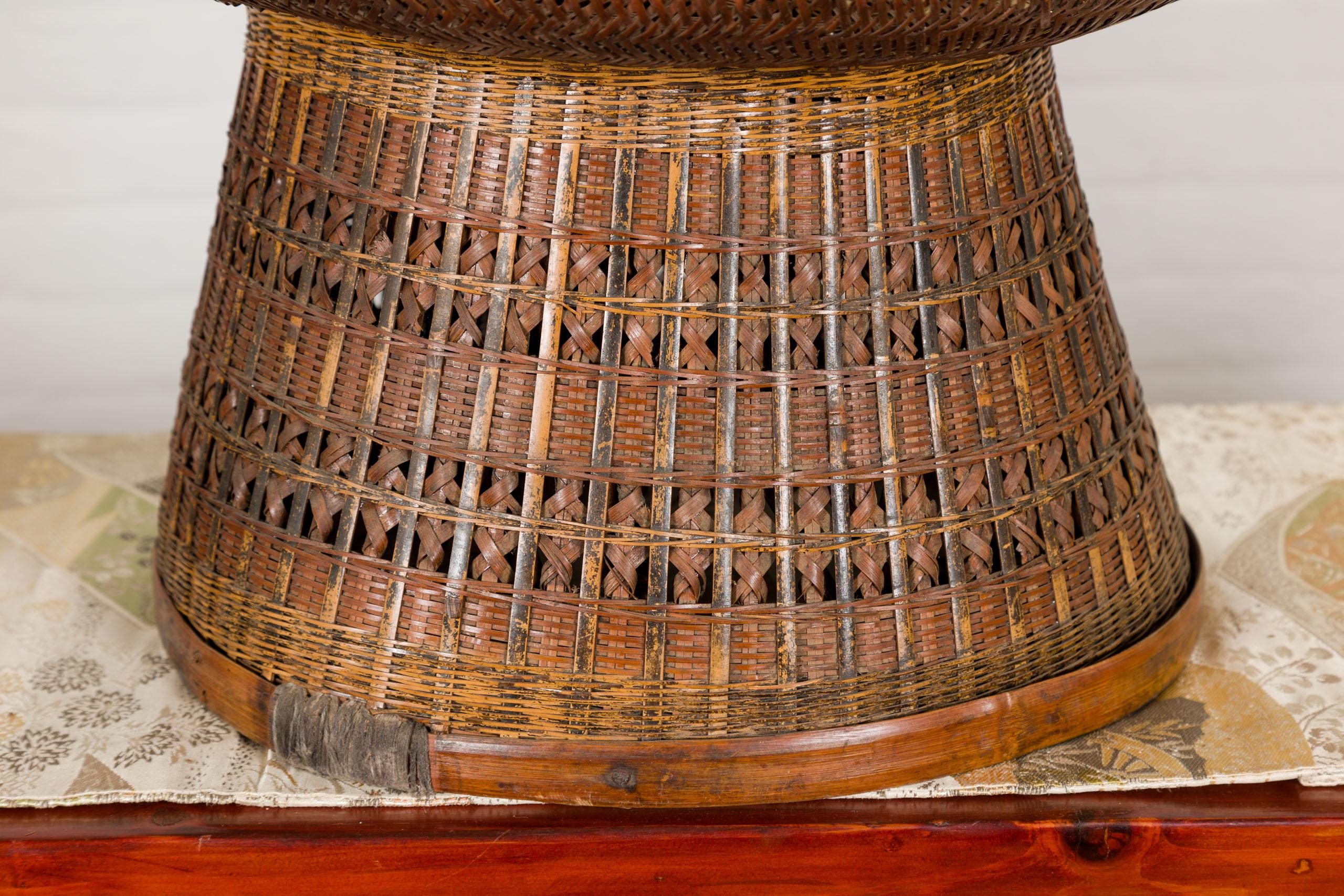 Antike gewebte Rattankörbe mit kreisförmiger Platte und sich verjüngendem Sockel, pro Stück verkauft im Angebot 3