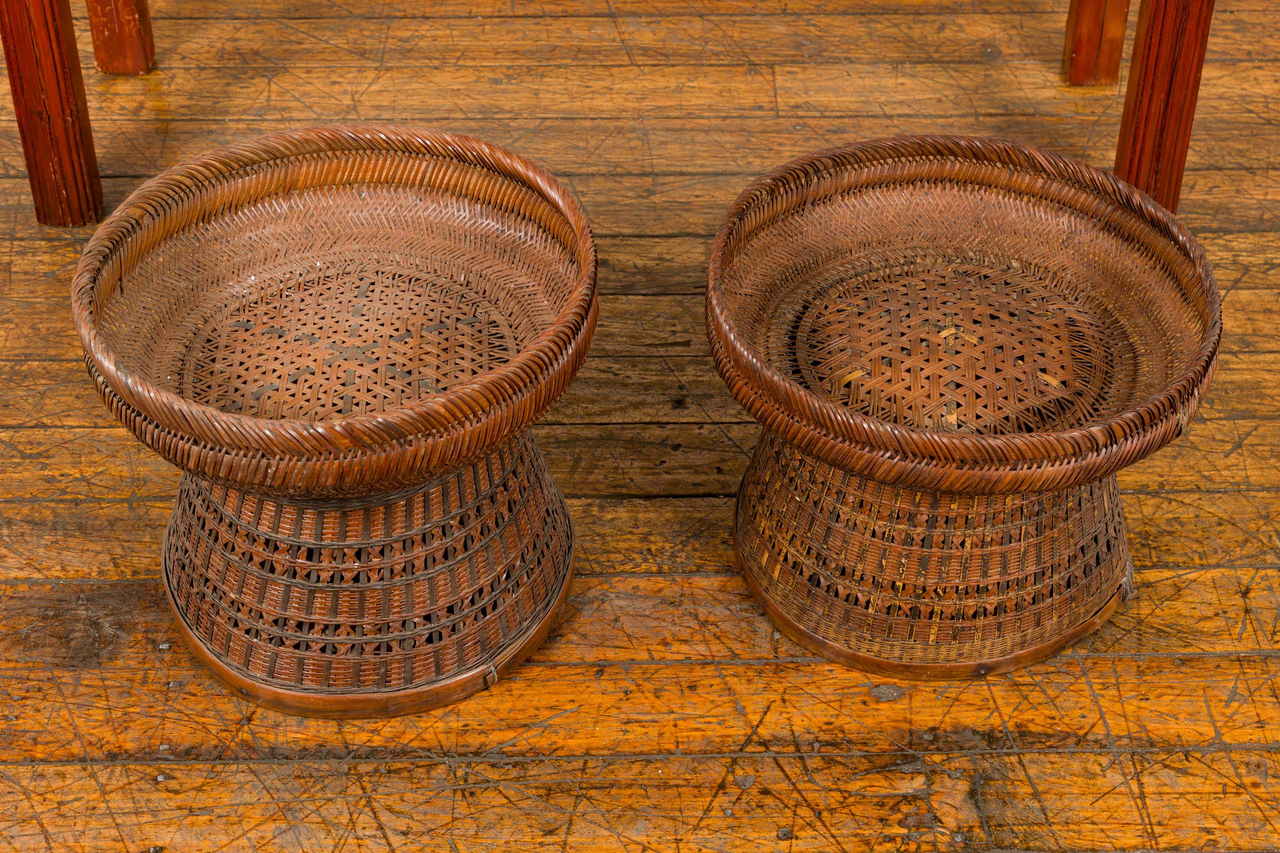 Antike gewebte Rattankörbe mit kreisförmiger Platte und sich verjüngendem Sockel, pro Stück verkauft im Angebot 8