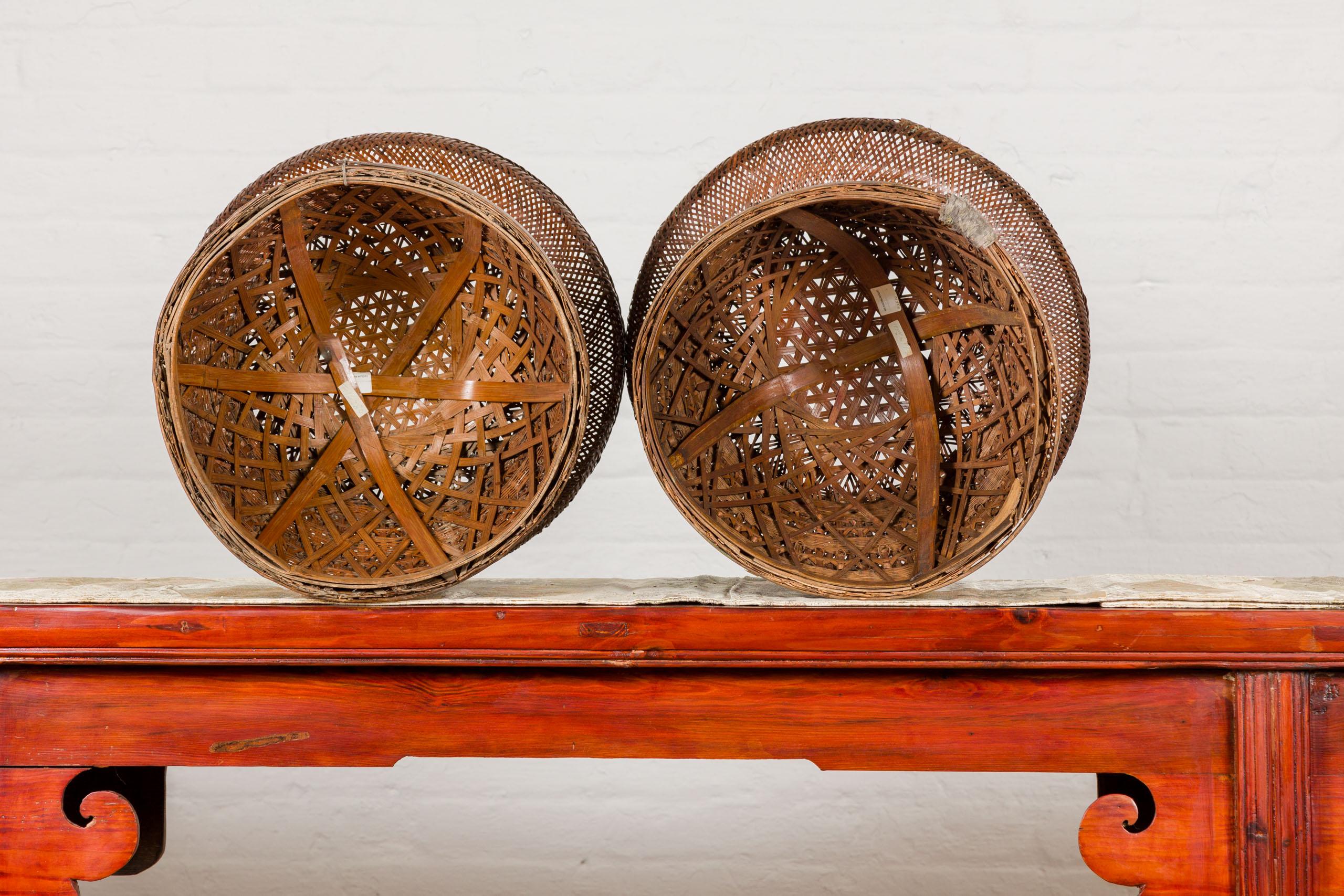 Antike gewebte Rattankörbe mit kreisförmiger Platte und sich verjüngendem Sockel, pro Stück verkauft im Angebot 9