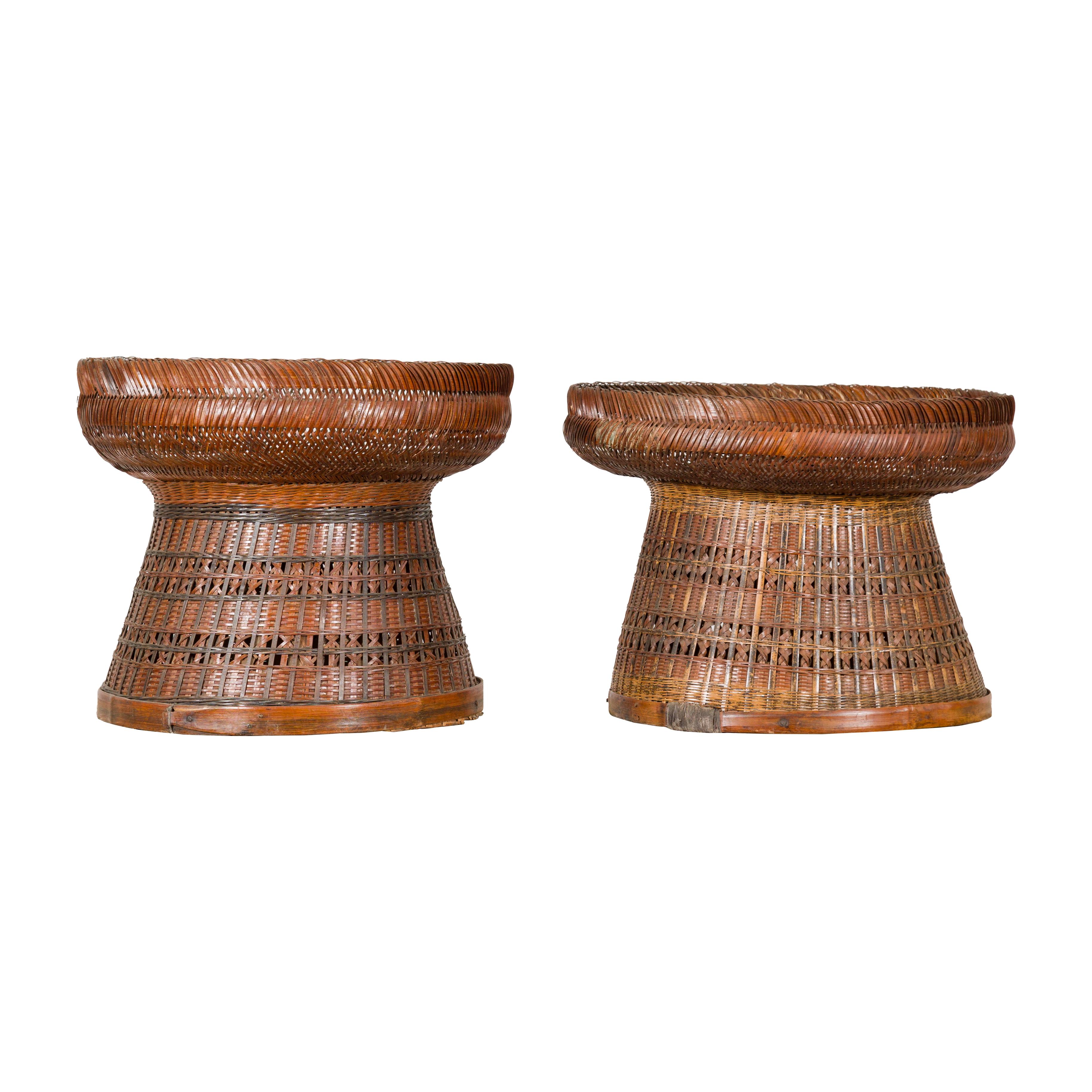 Zwei antike chinesische, handgeflochtene Rattankörbe mit runder Oberseite und spitz zulaufendem Boden. Diese beiden antiken chinesischen, handgeflochtenen Rattankörbe mit ihren runden Oberteilen und den sich sanft verjüngenden Böden geben einen