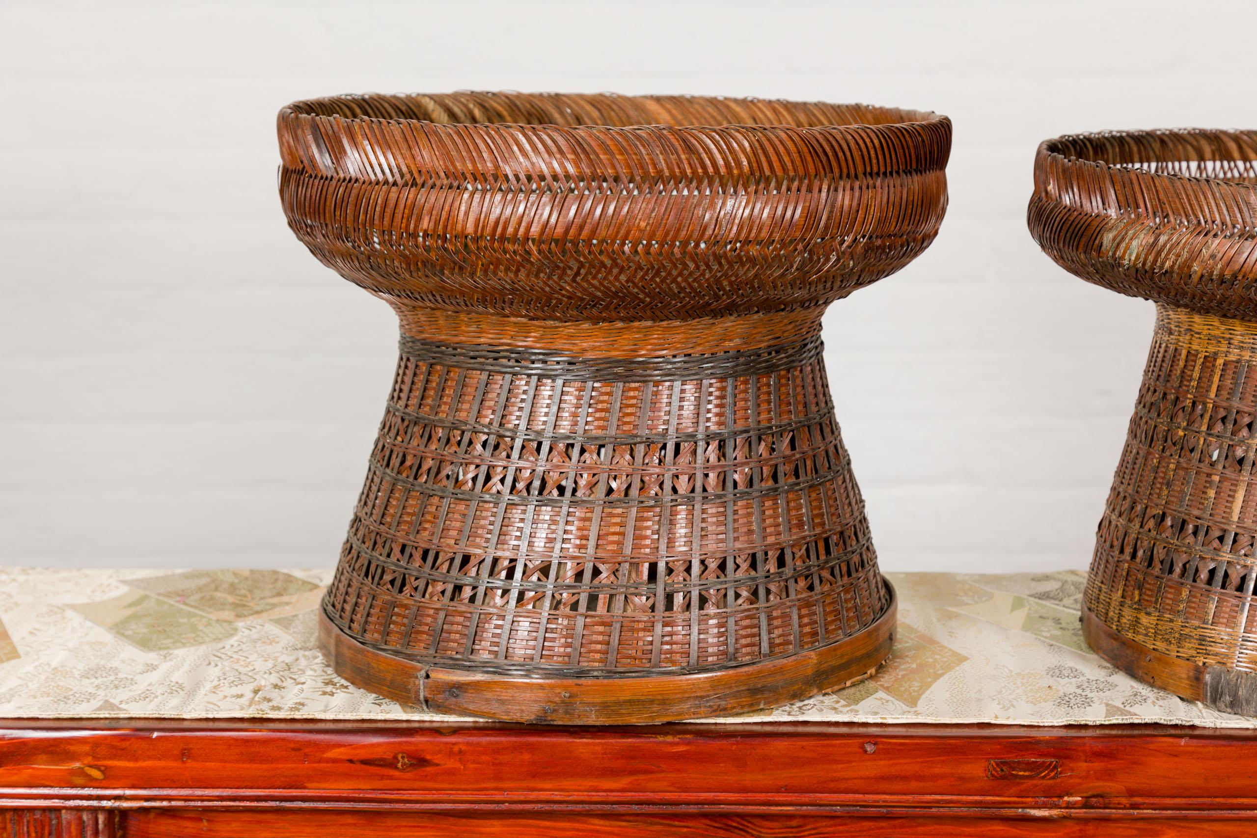 Antike gewebte Rattankörbe mit kreisförmiger Platte und sich verjüngendem Sockel, pro Stück verkauft (Handgewebt) im Angebot