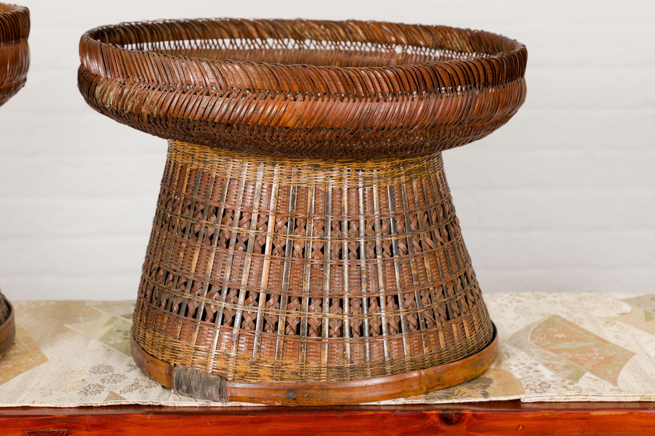 Antike gewebte Rattankörbe mit kreisförmiger Platte und sich verjüngendem Sockel, pro Stück verkauft im Zustand „Gut“ im Angebot in Yonkers, NY