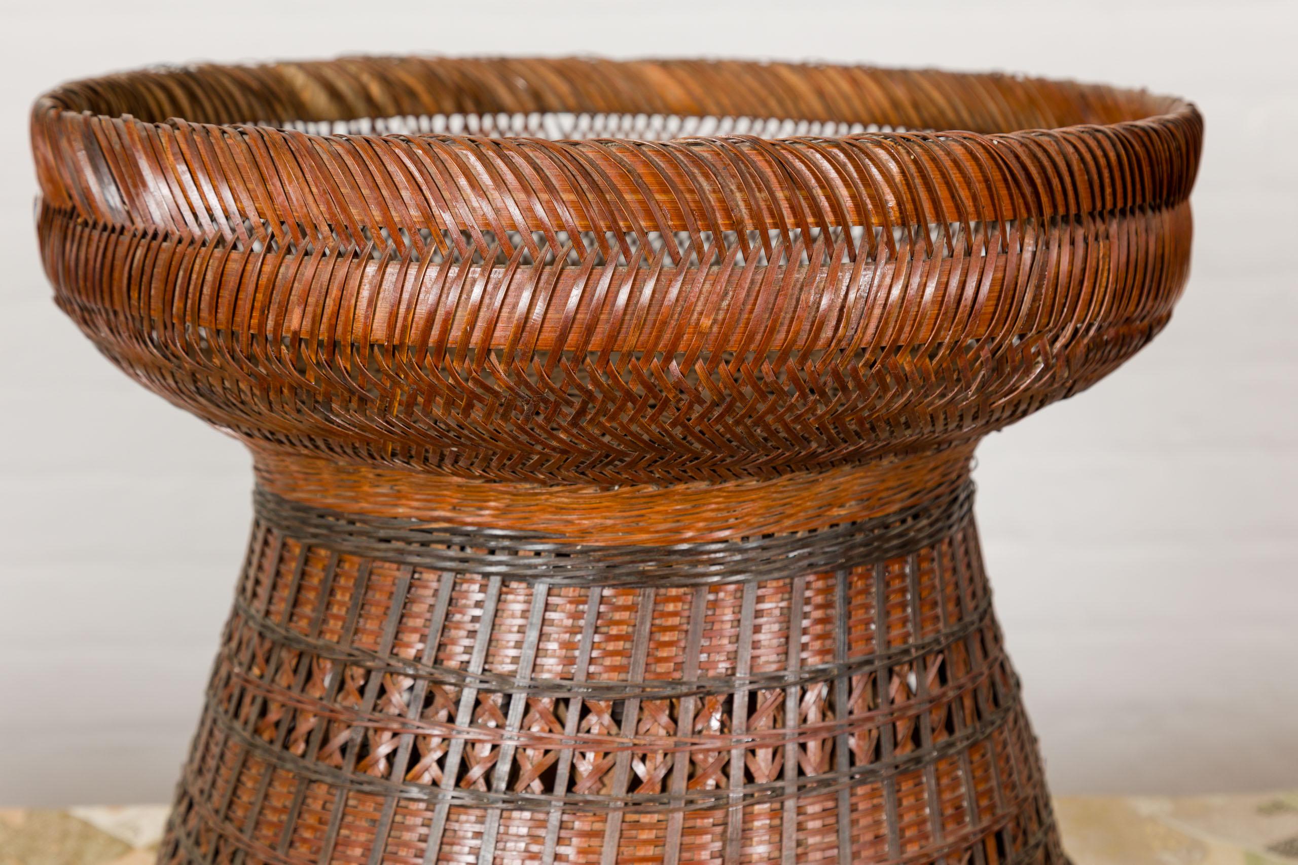 Antike gewebte Rattankörbe mit kreisförmiger Platte und sich verjüngendem Sockel, pro Stück verkauft (20. Jahrhundert) im Angebot
