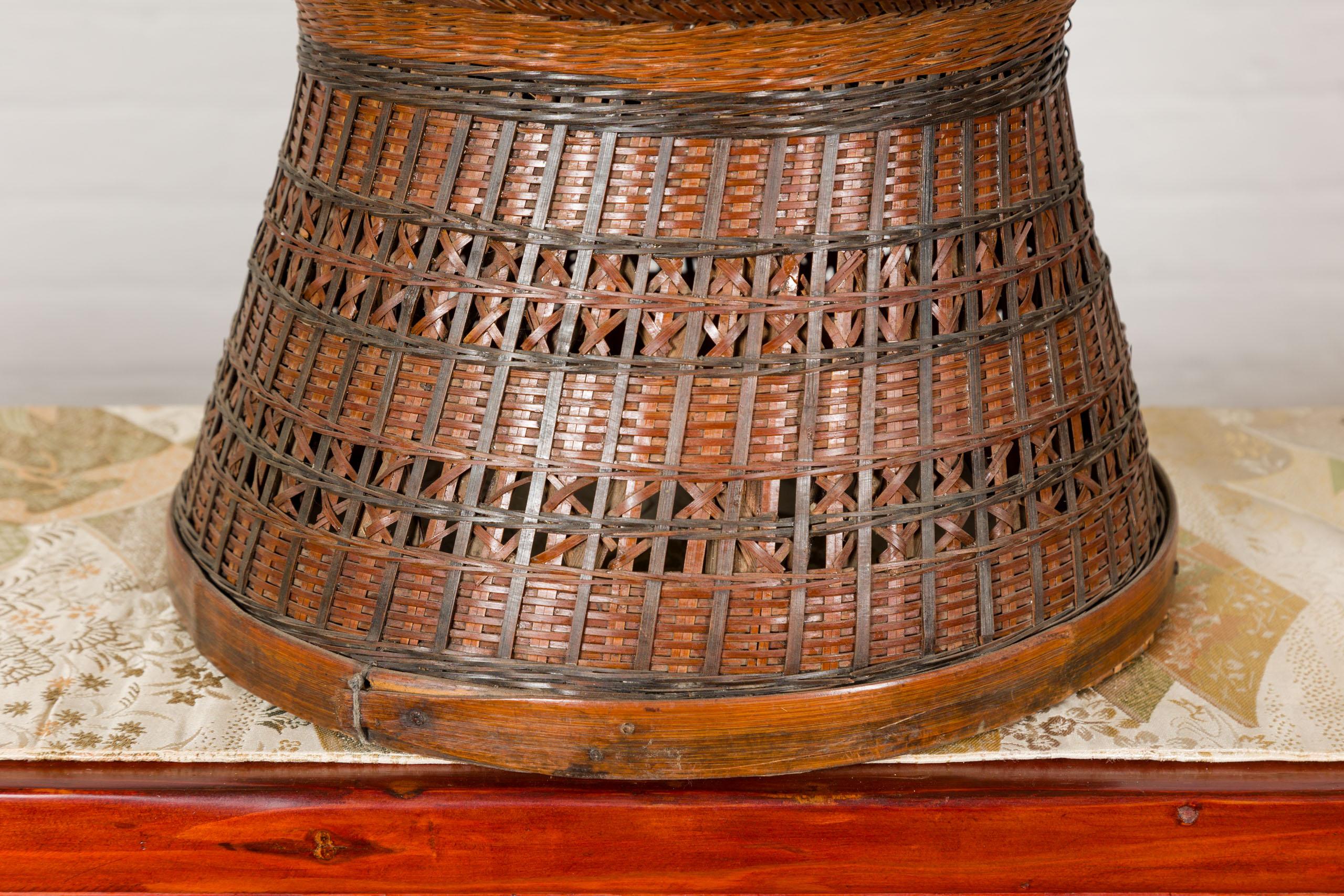 Antike gewebte Rattankörbe mit kreisförmiger Platte und sich verjüngendem Sockel, pro Stück verkauft im Angebot 1