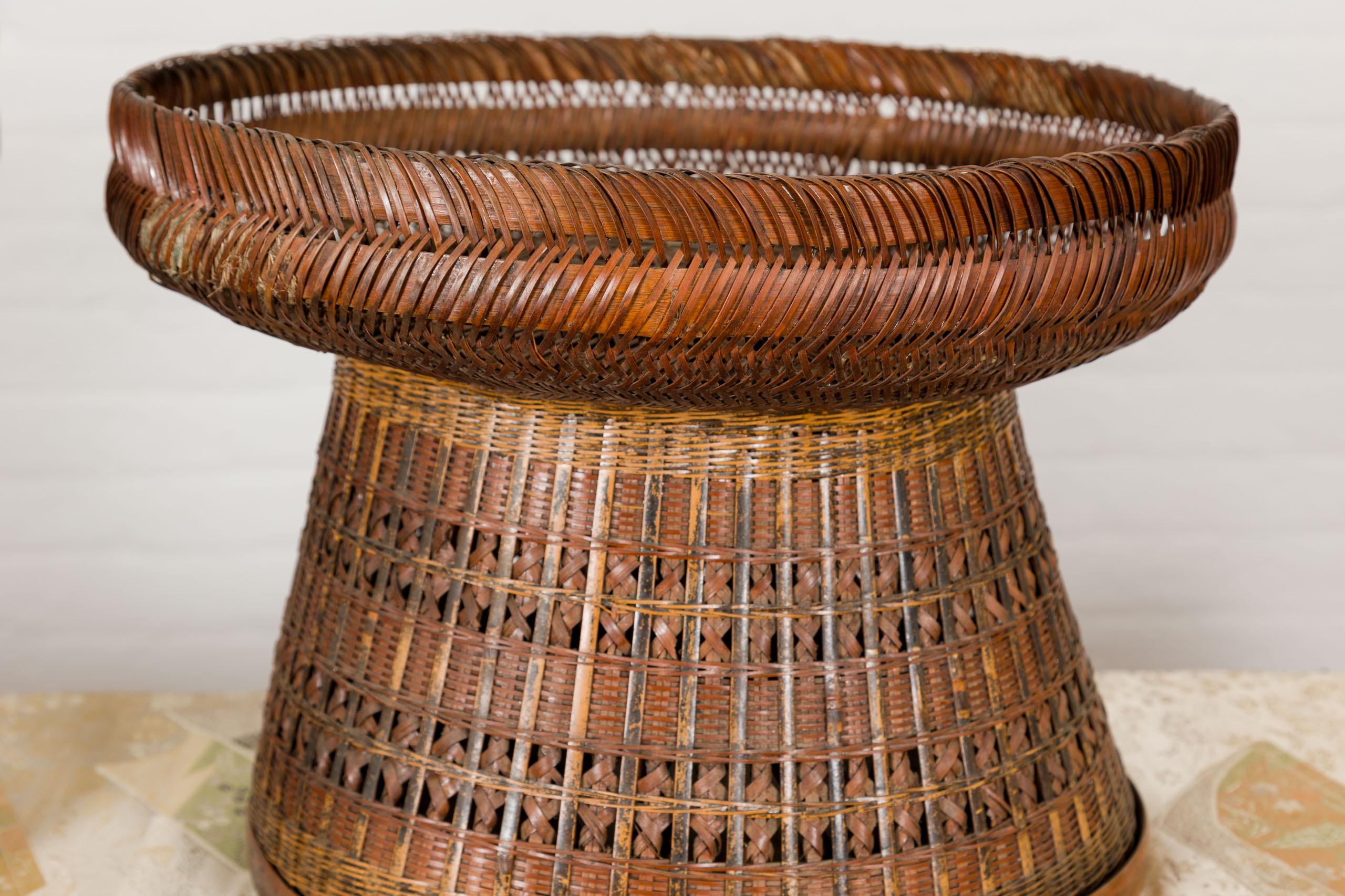 Antike gewebte Rattankörbe mit kreisförmiger Platte und sich verjüngendem Sockel, pro Stück verkauft im Angebot 2