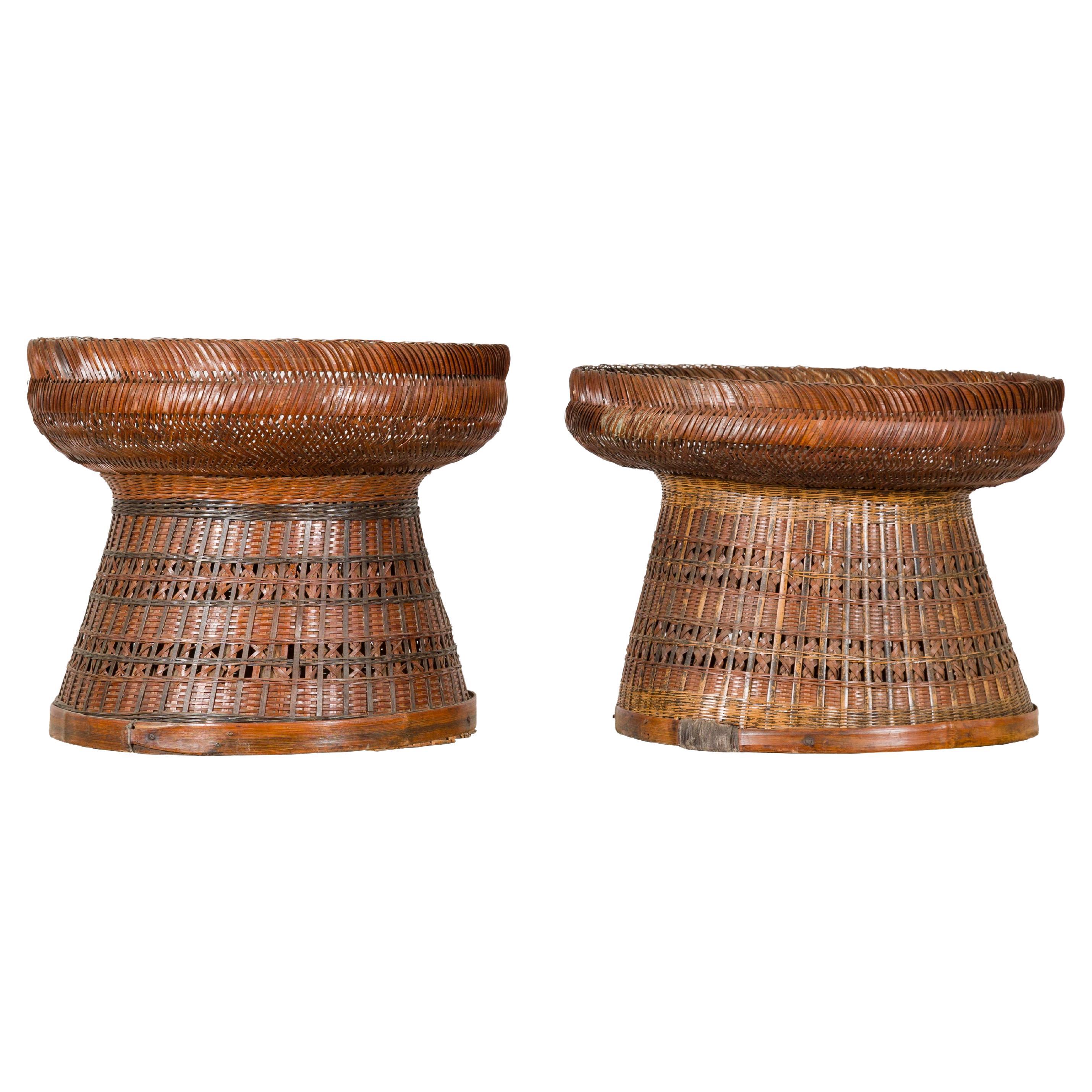 Antike gewebte Rattankörbe mit kreisförmiger Platte und sich verjüngendem Sockel, pro Stück verkauft im Angebot