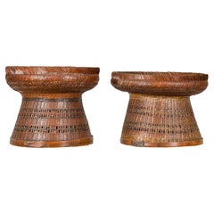 Antike gewebte Rattankörbe mit kreisförmiger Platte und sich verjüngendem Sockel, pro Stück verkauft