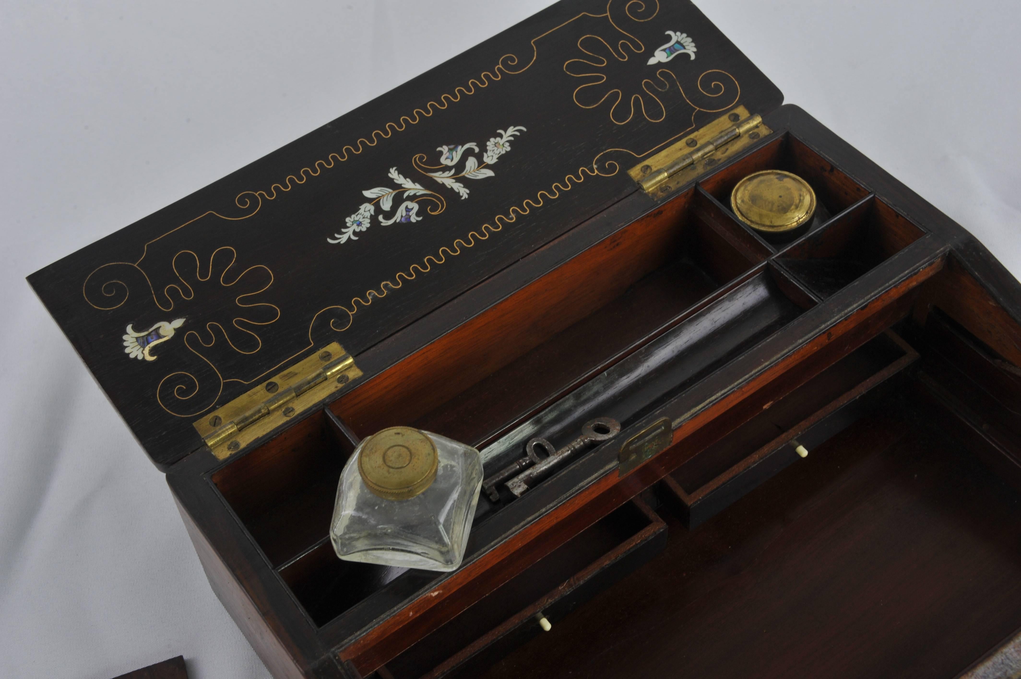 Antiker viktorianischer Lap-Schreibtisch mit Schnörkeln, Rosenholz-Perlmutt, 1870 (Handgefertigt)