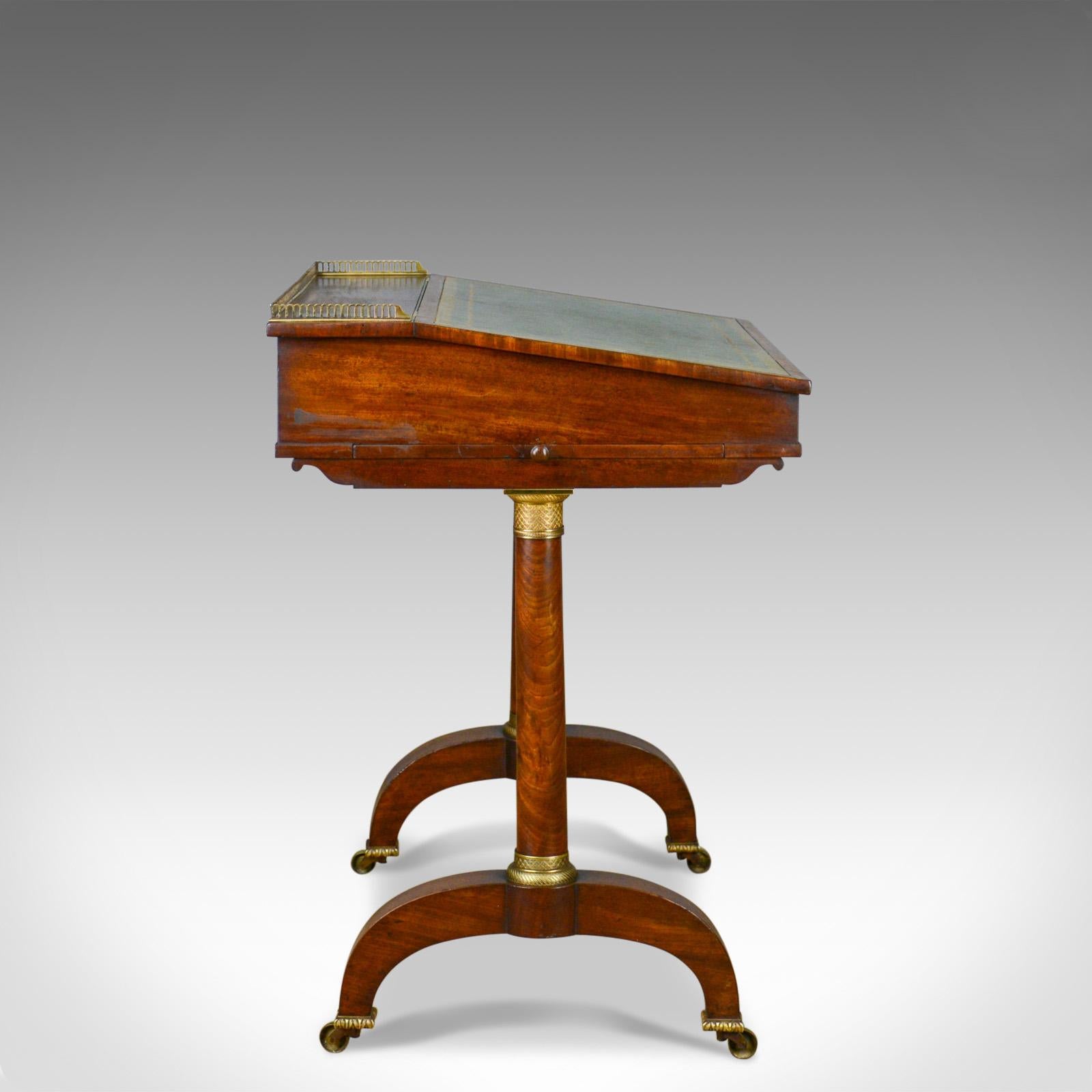 Anglais Table à écrire antique:: anglais:: Regency:: acajou:: Davenport:: circa 1820 en vente