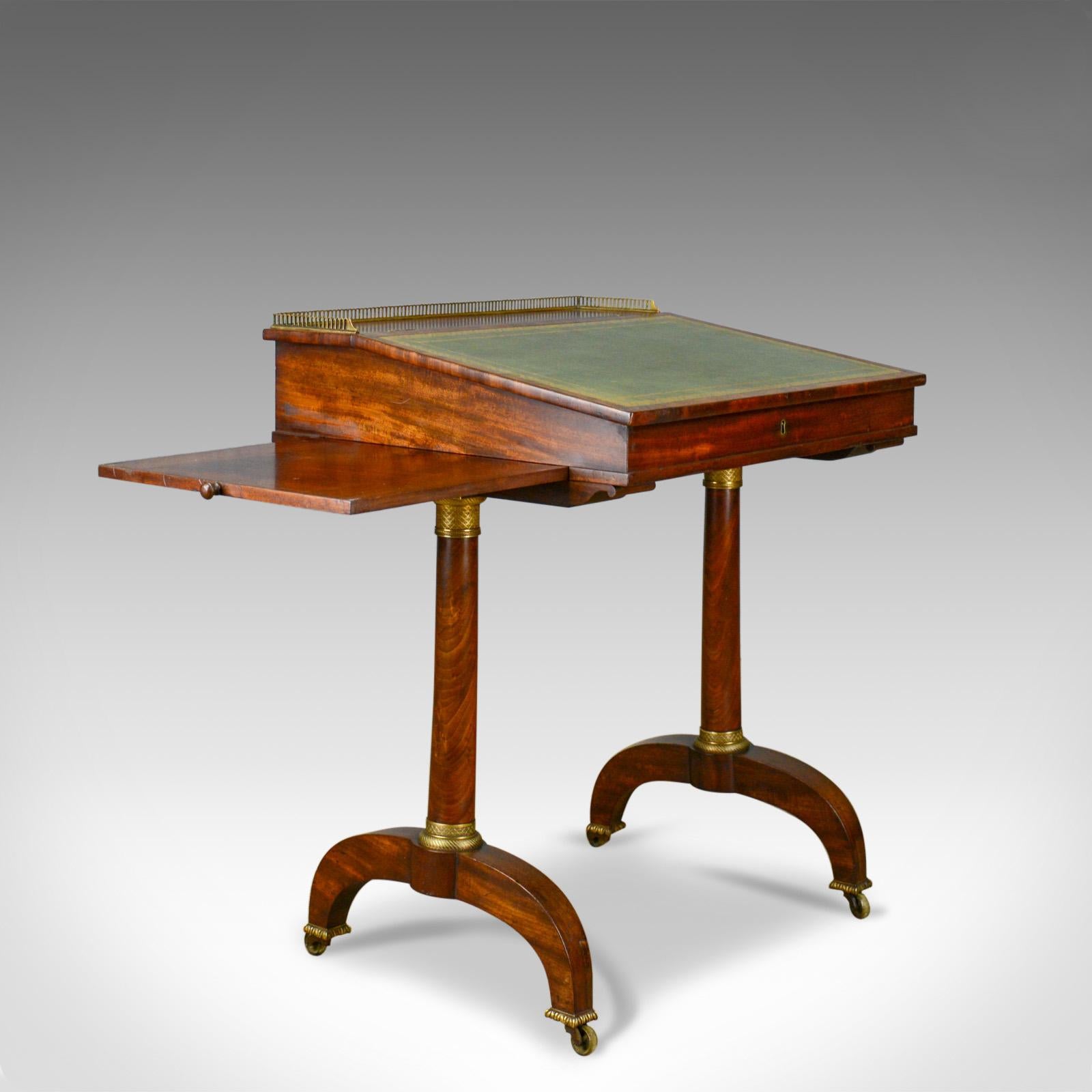 Acajou Table à écrire antique:: anglais:: Regency:: acajou:: Davenport:: circa 1820 en vente