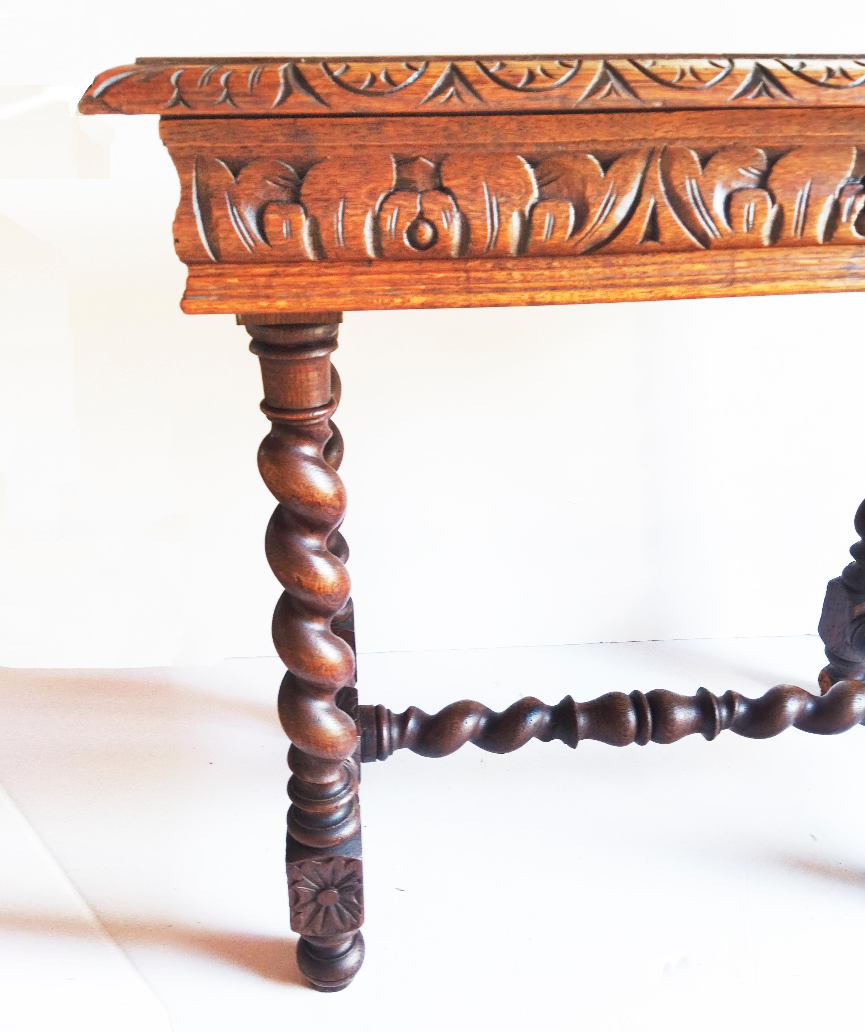 Spectaculaire table à écrire ancienne du XIXe siècle ou plus tôt, en Espagne, avec des pieds tournés de forme solomonique. Il est fabriqué en bois de chêne et comporte un tiroir. Le bord du plateau et l'ensemble de la jupe sont sculptés dans le