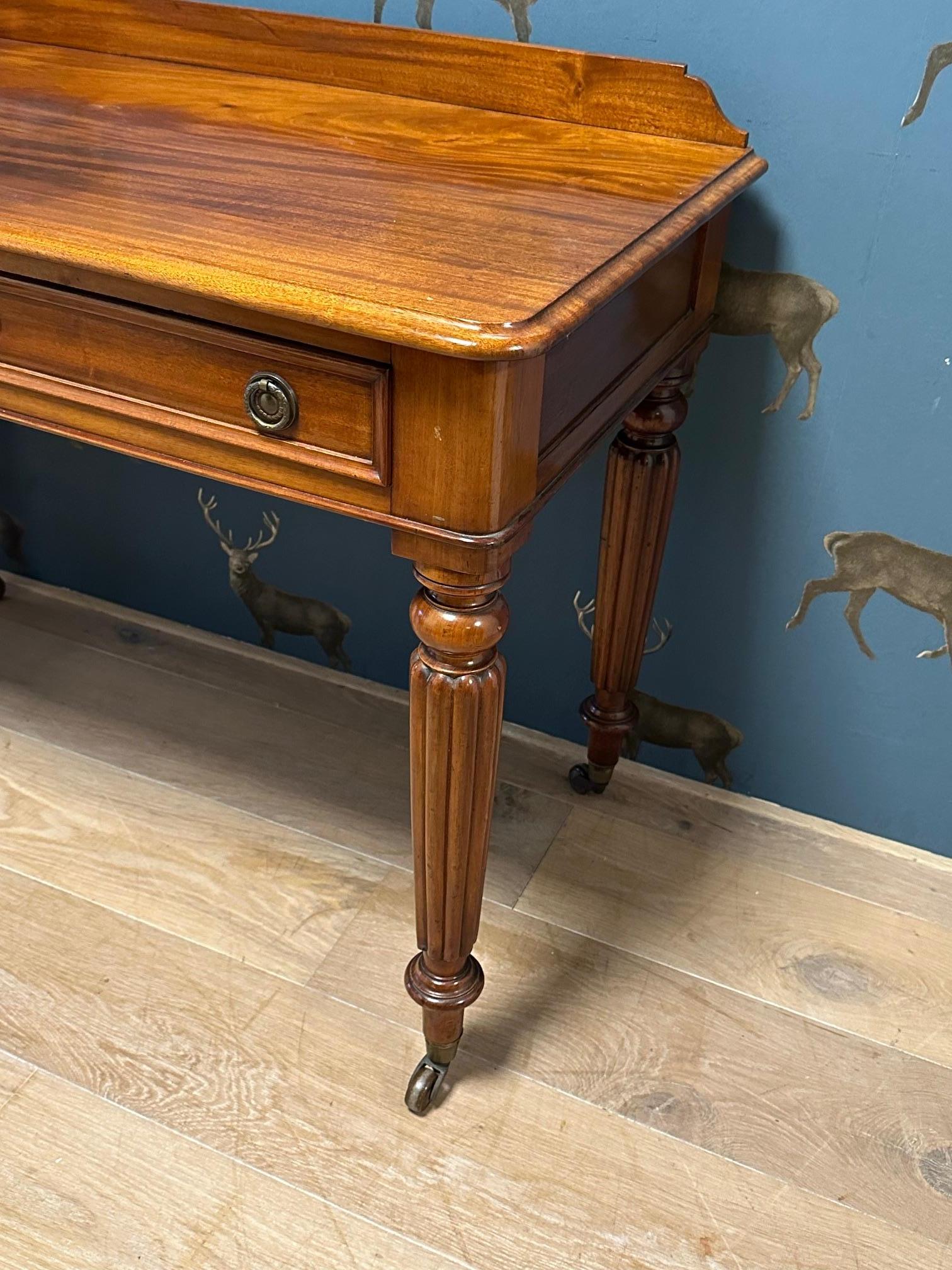 Beautiful antique mahogany table with 2 drawers, suitable as a console table or writing desk. Beautiful patina and stylish legs.
In very good, original condition.
Origin: England
Period: Circa 1840
Dimensions: 108cm x 53cm x H. 75cm
Legroom: 59cm