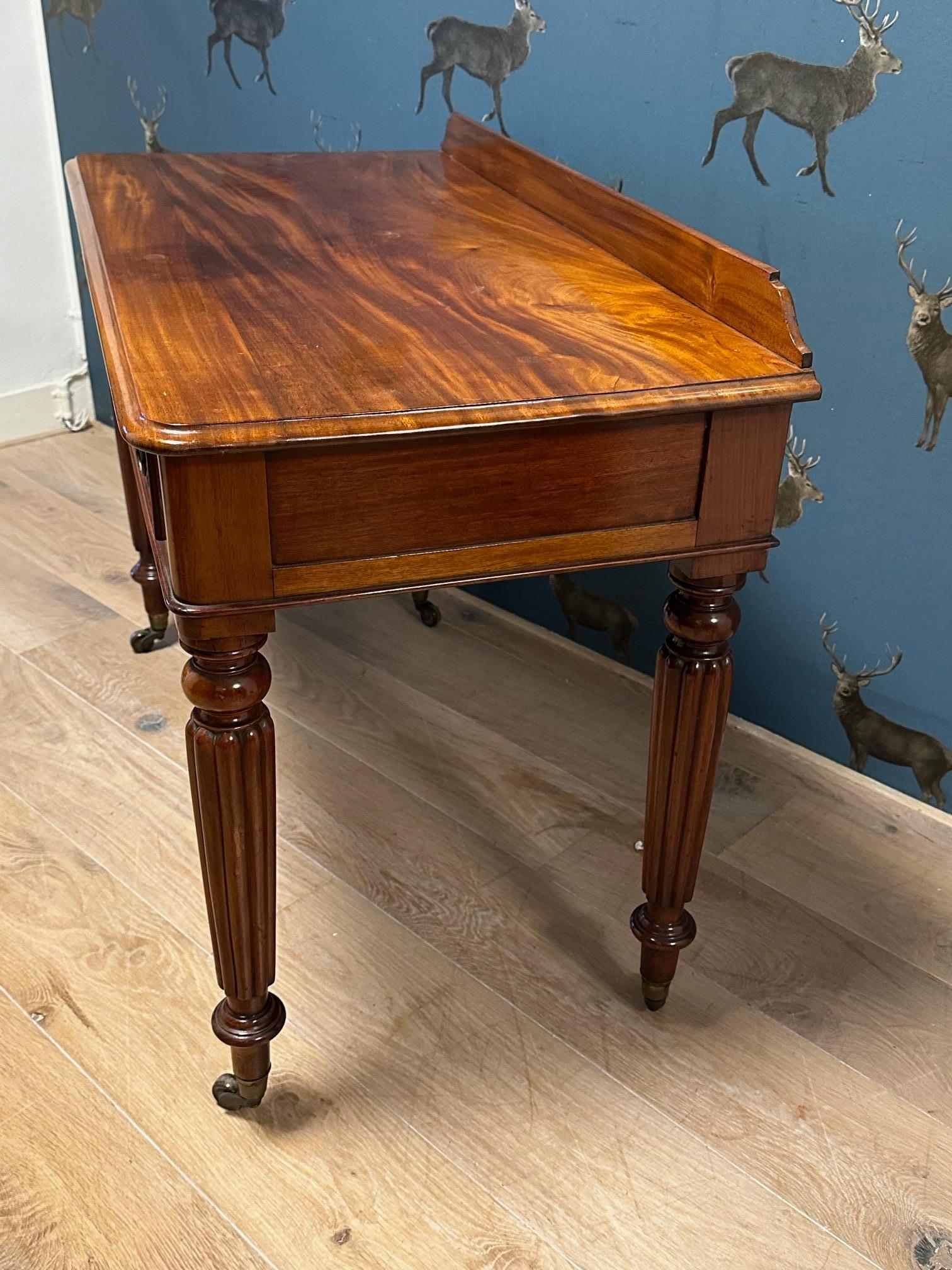 Antique writing table en Bueno estado para la venta en BEEKBERGEN, NL