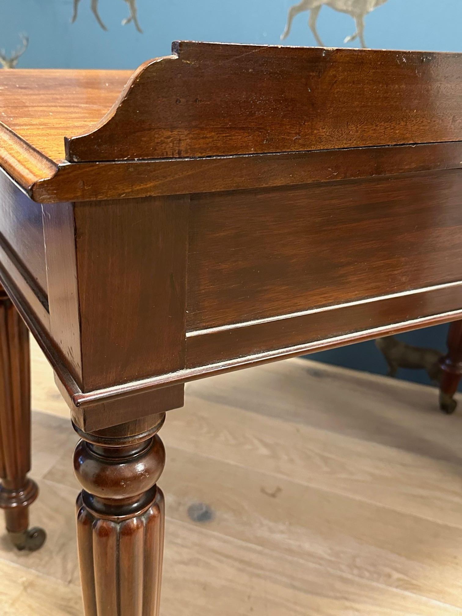 Antique writing table Caoba en venta