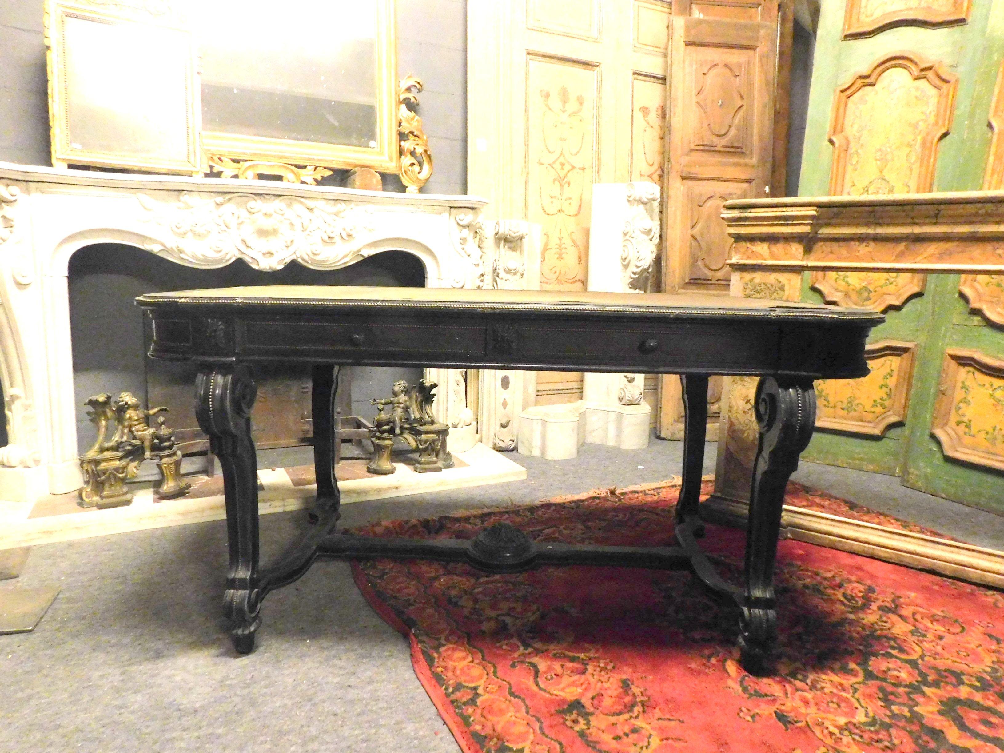 Antique black lacquered wood writing table, with leather on the base and 2 drawers, replica of the old ones, made in the 19th century, from Italy.
Very graceful with wavy legs and flowers on the sides and on the base, slightly to be restored