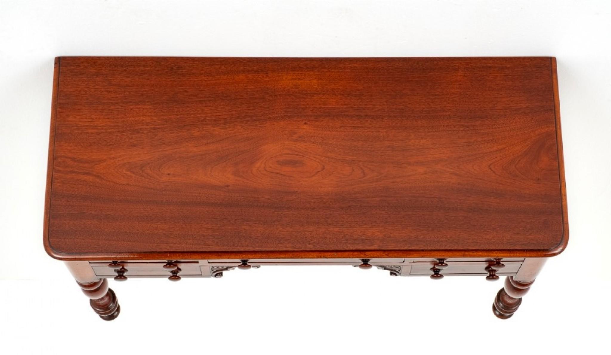 Viktorianischer Mahagoni-Schreibtisch.
CIRCA 1870
Dieser Schreibtisch hat eine Anordnung von 5 Schubladen aus Eichenholz, die die originalen gedrechselten Knäufe beibehalten. Der Schreibtisch steht auf gedrechselten Beinen mit originalen Messing-