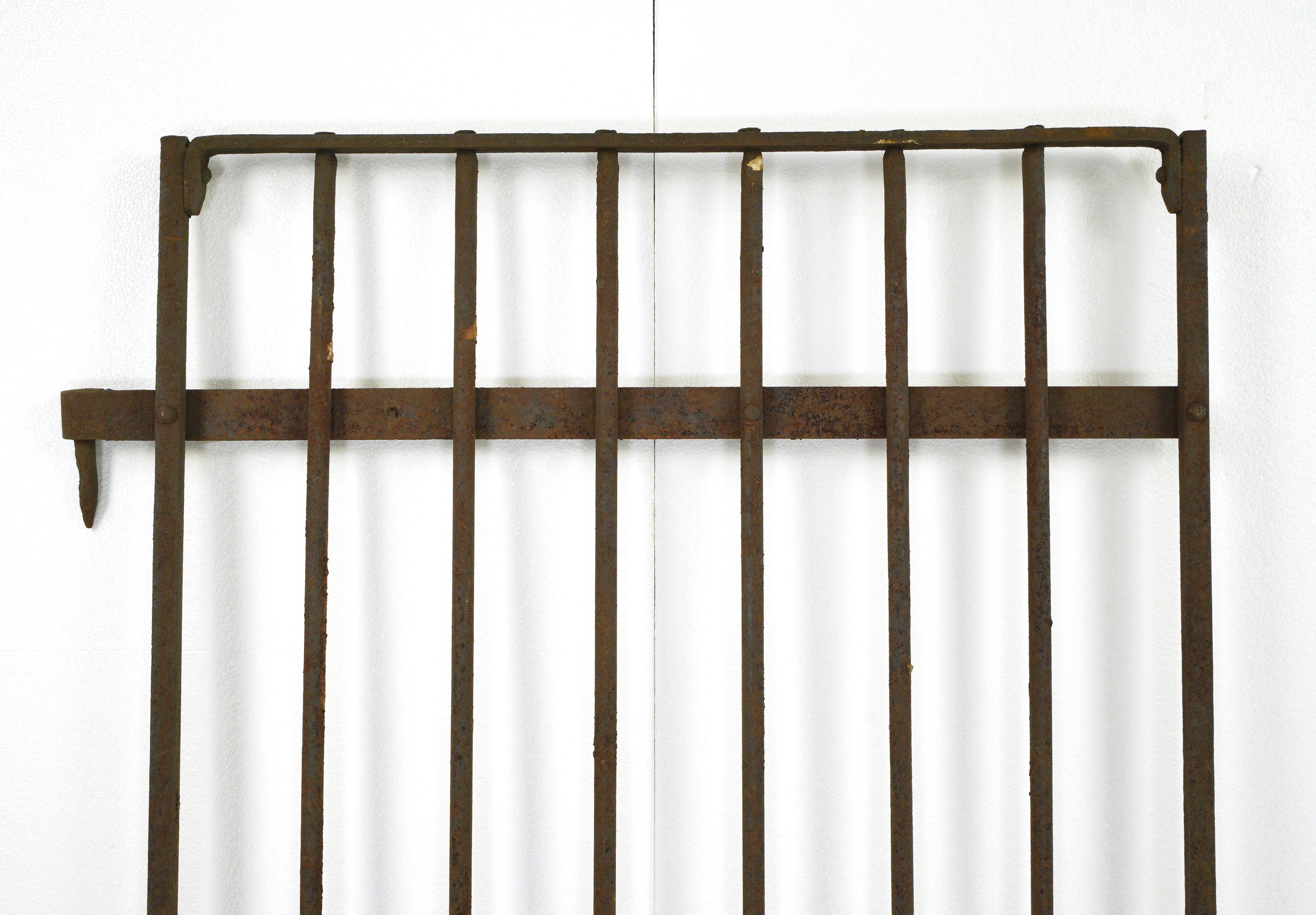 Portail d'extérieur en fer forgé ancien au design simple. Bon état avec une usure de surface due à une utilisation antérieure avec une forte rouille. Un disponible. Veuillez noter que cet article se trouve dans nos locaux de Scranton, en