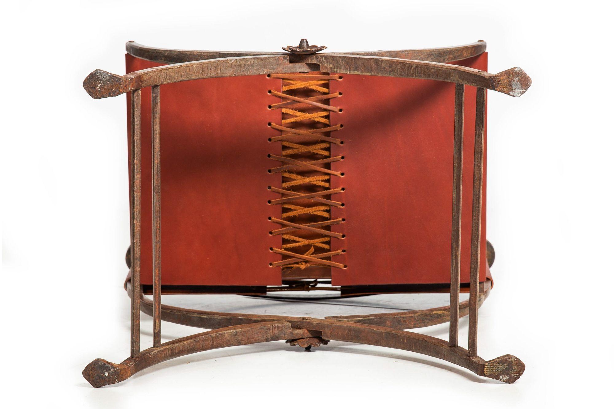 Antiker Savonarola-Stuhl aus Schmiedeeisen und Leder, frühes 20. Jahrhundert im Angebot 10