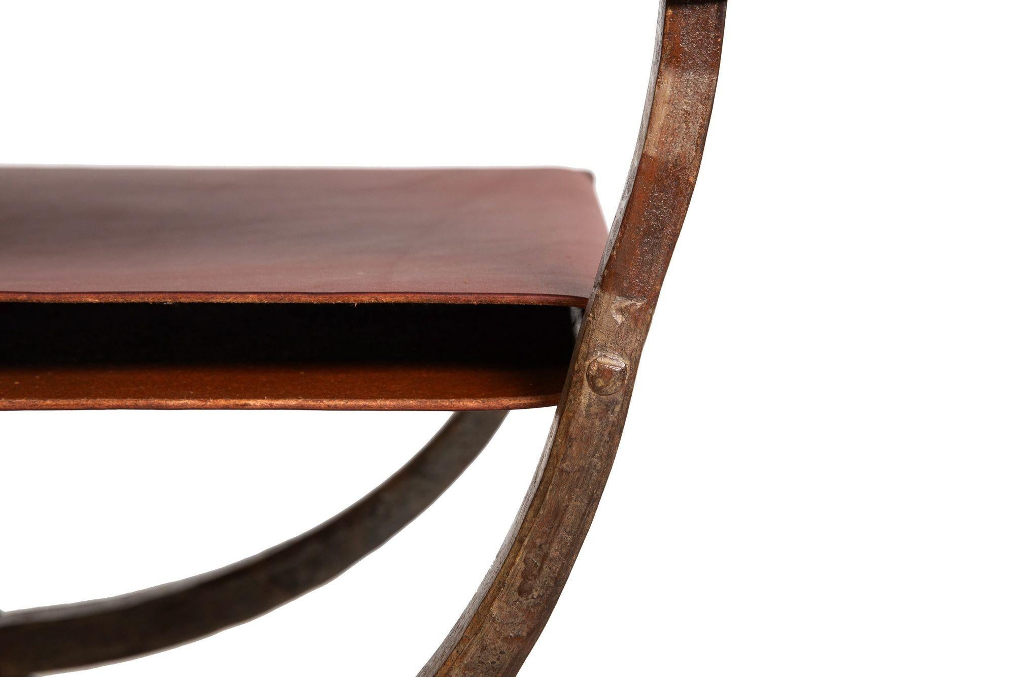 Antiker Savonarola-Stuhl aus Schmiedeeisen und Leder, frühes 20. Jahrhundert im Angebot 13