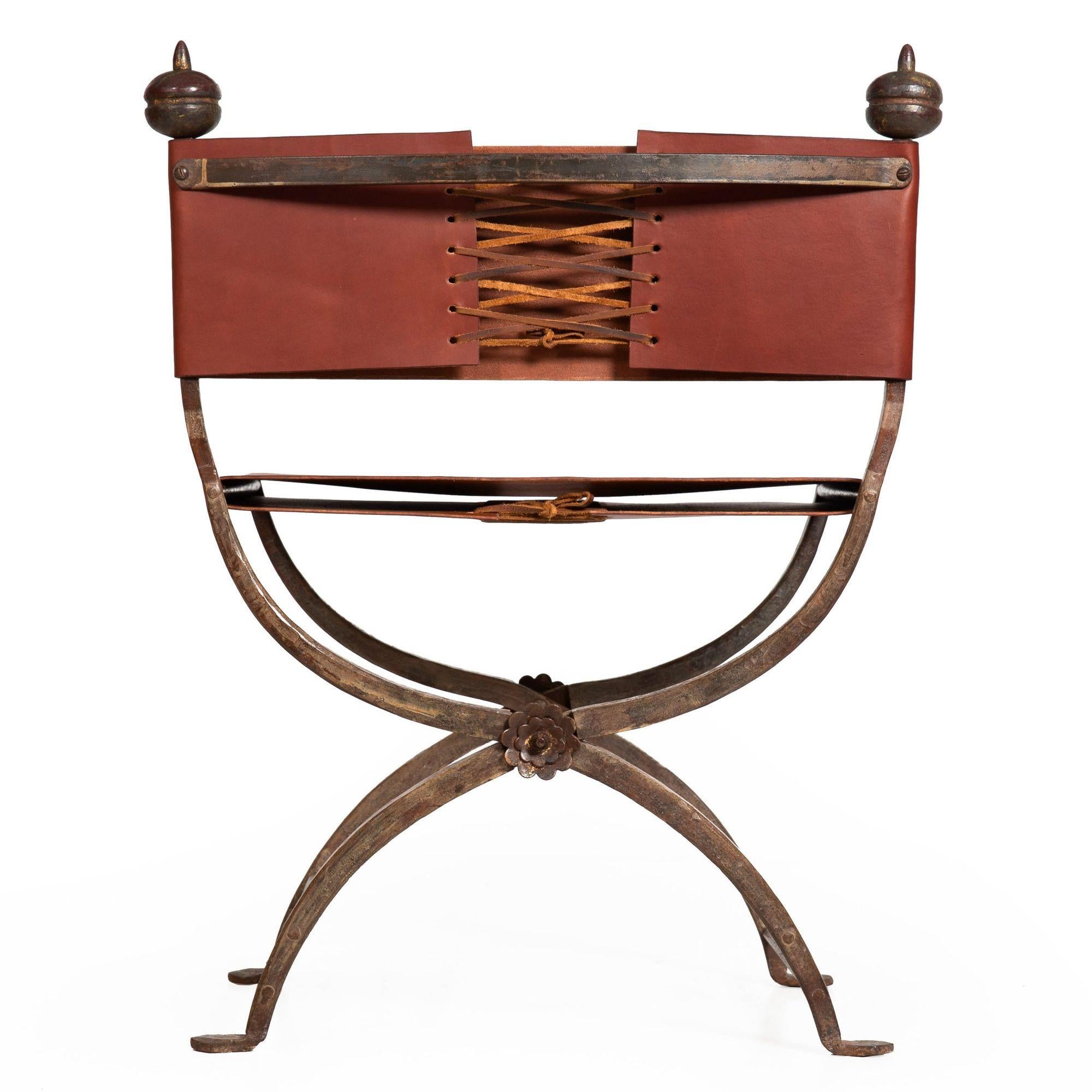 Antiker Savonarola-Stuhl aus Schmiedeeisen und Leder, frühes 20. Jahrhundert im Zustand „Gut“ im Angebot in Shippensburg, PA