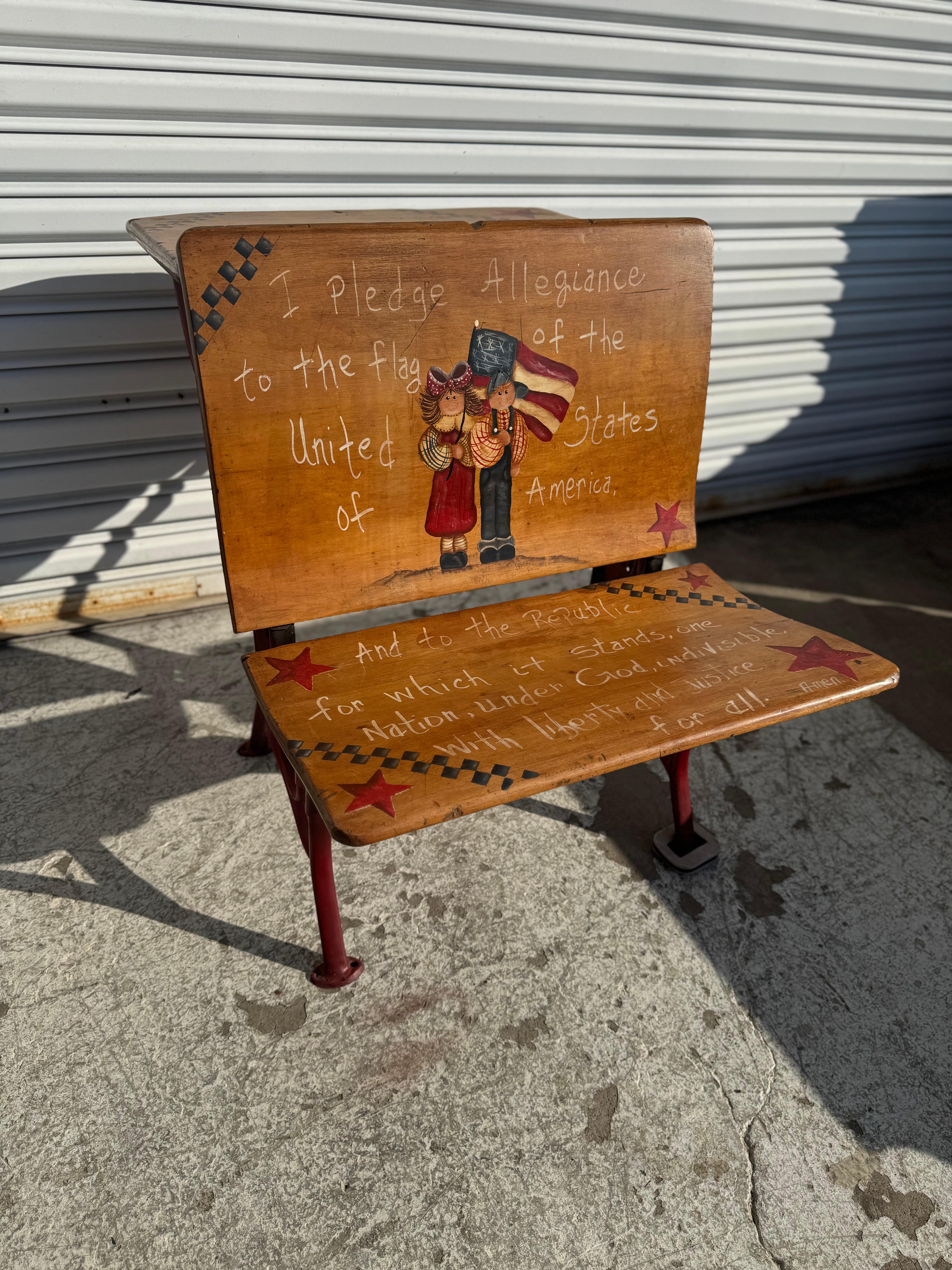 Arte popolare Antico banco scolastico in ferro battuto e legno di noce dipinto a mano 