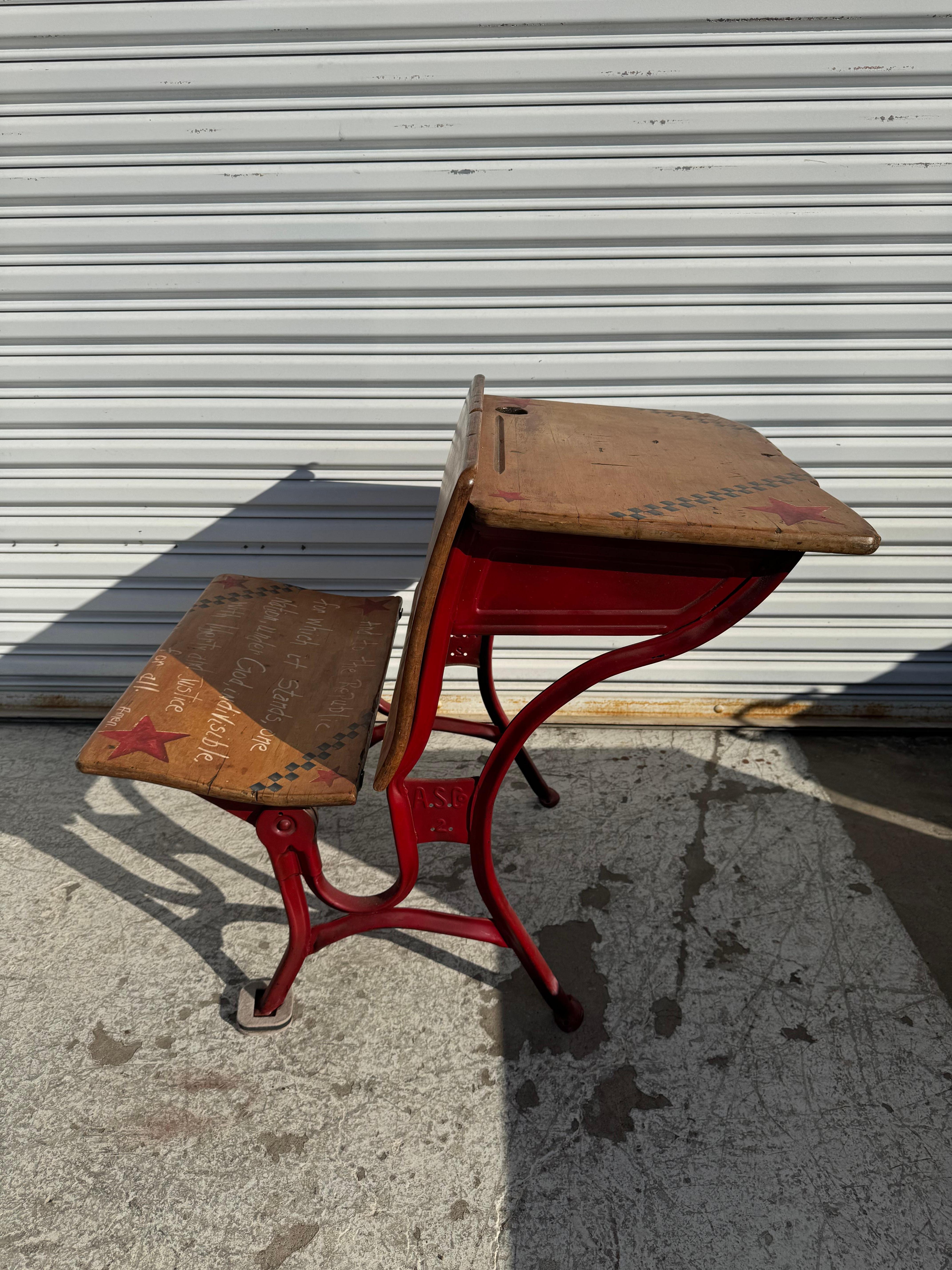 Americano Antico banco scolastico in ferro battuto e legno di noce dipinto a mano 