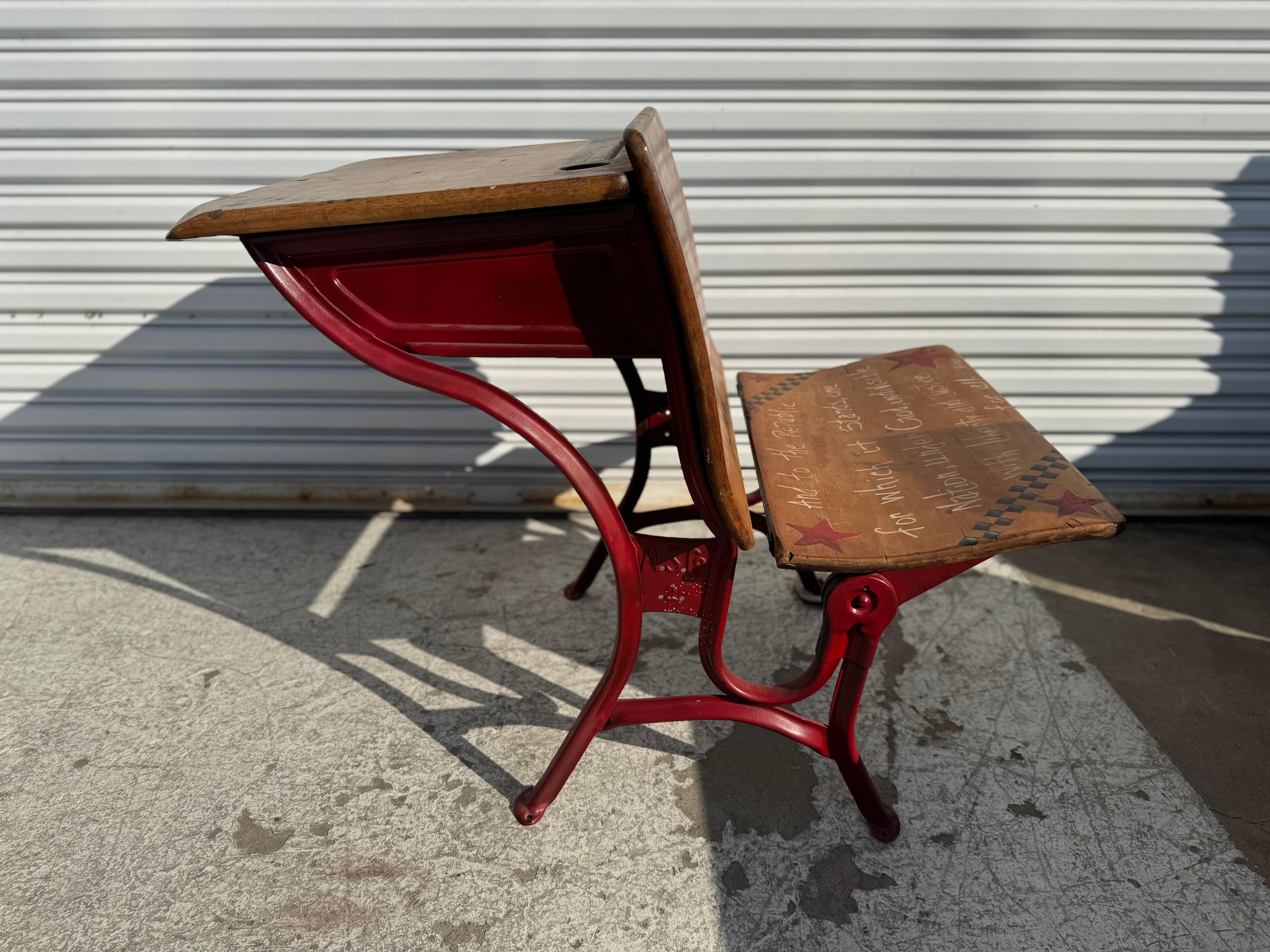 Antico banco scolastico in ferro battuto e legno di noce dipinto a mano 