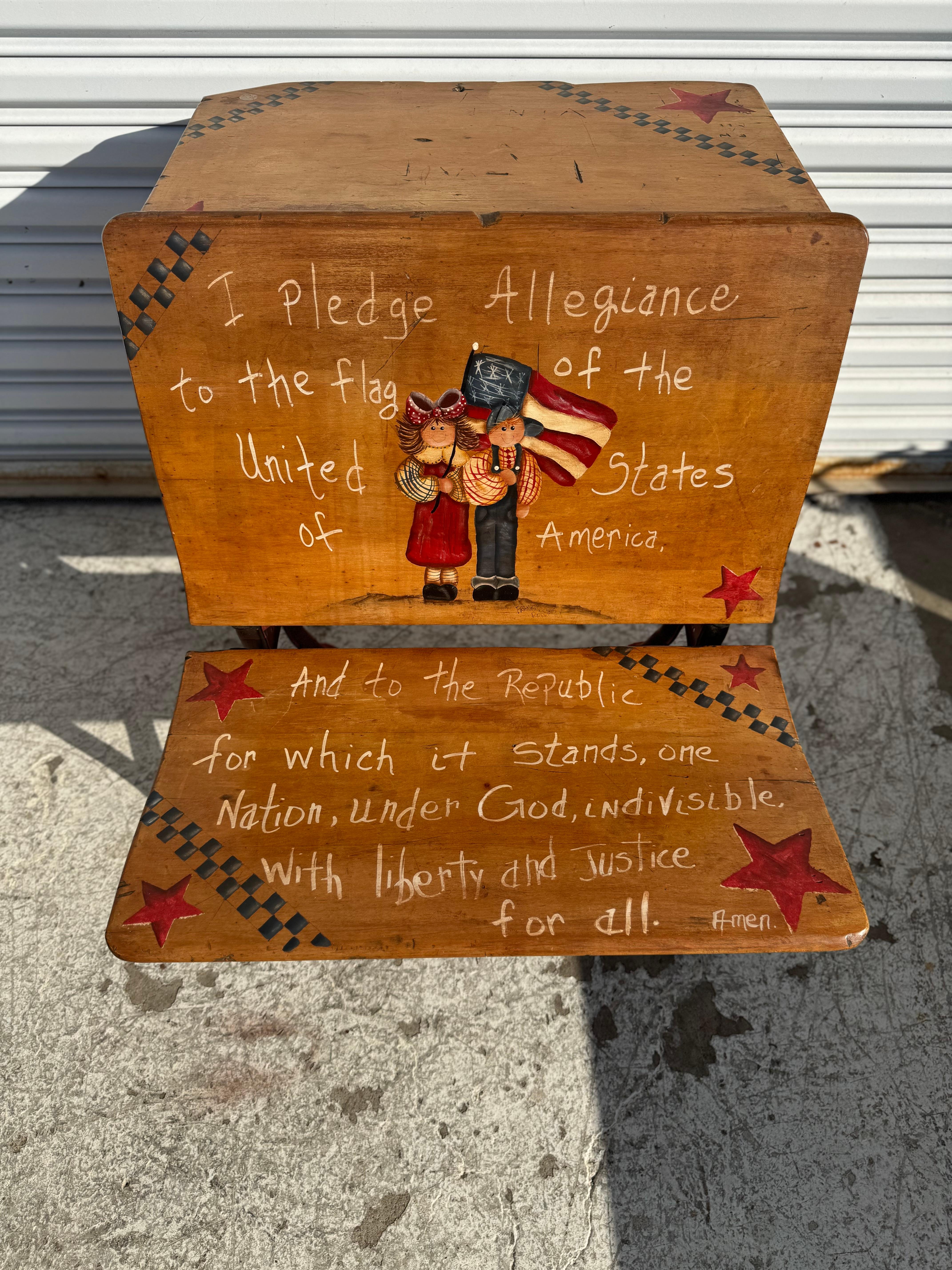 XX secolo Antico banco scolastico in ferro battuto e legno di noce dipinto a mano 