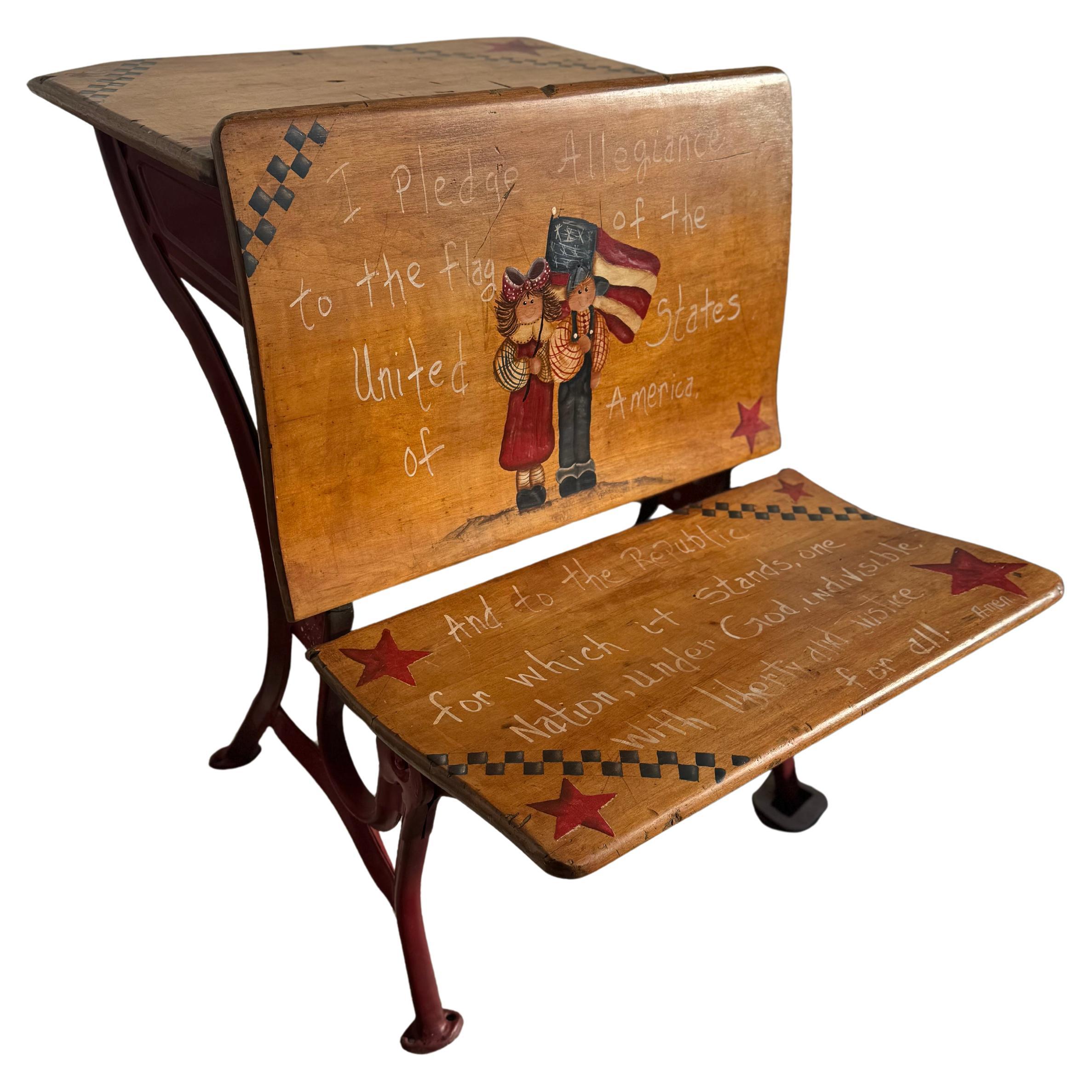Antico banco scolastico in ferro battuto e legno di noce dipinto a mano "Pledge of Allegiance in vendita