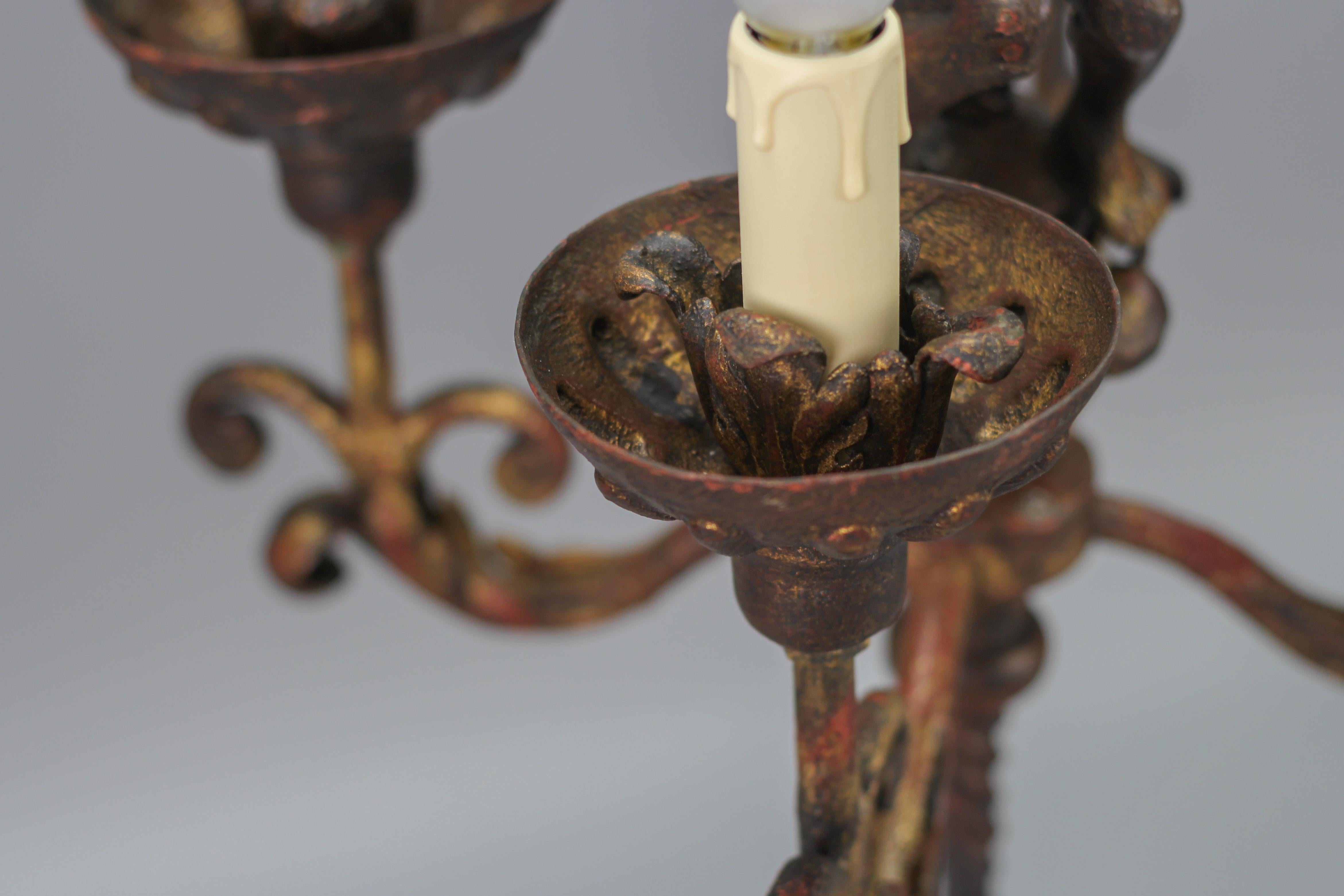 Antiker schmiedeeiserner vierflammiger figuraler Kronleuchter im Barockstil, Frankreich im Angebot 3