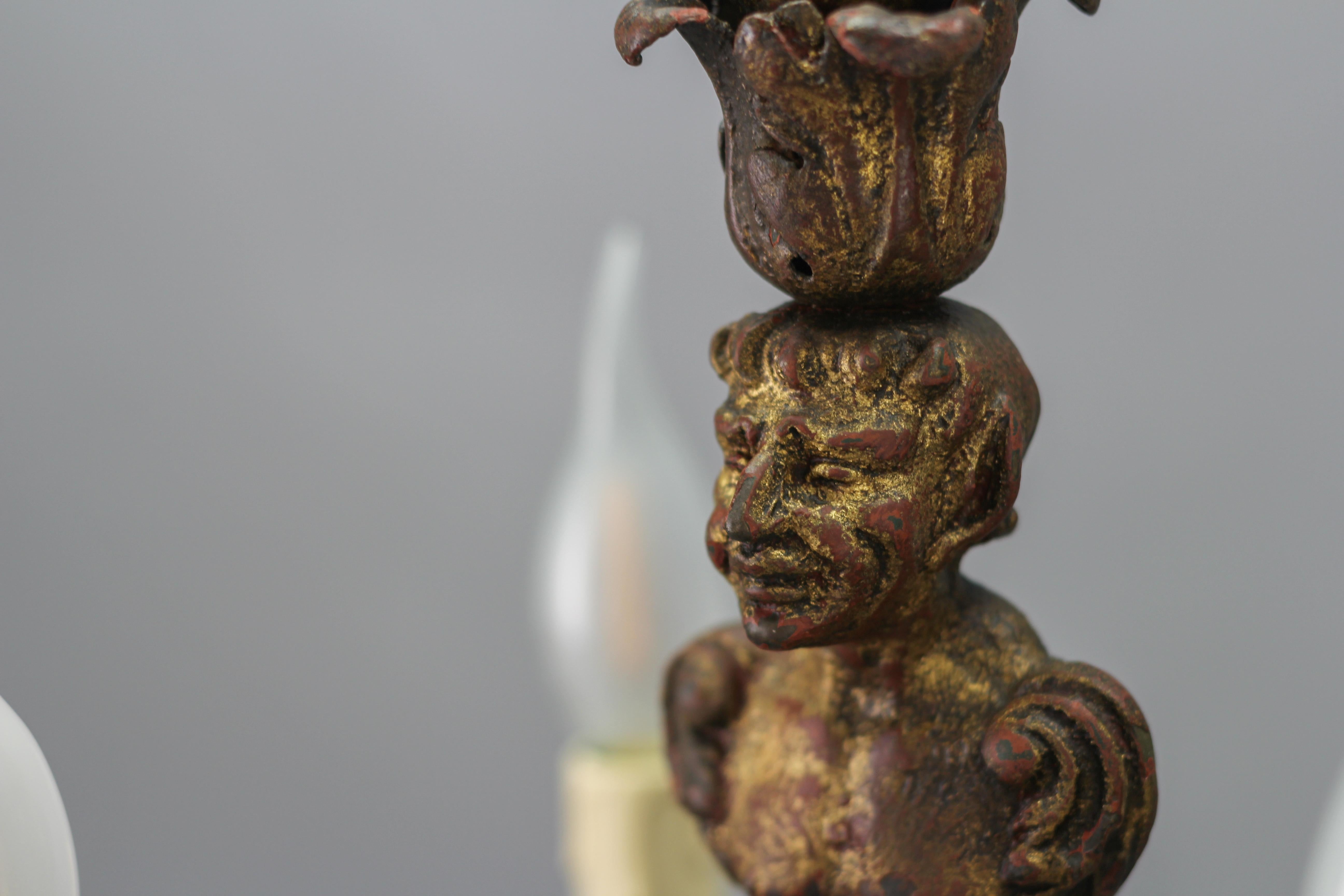 Antiker schmiedeeiserner vierflammiger figuraler Kronleuchter im Barockstil, Frankreich im Angebot 1