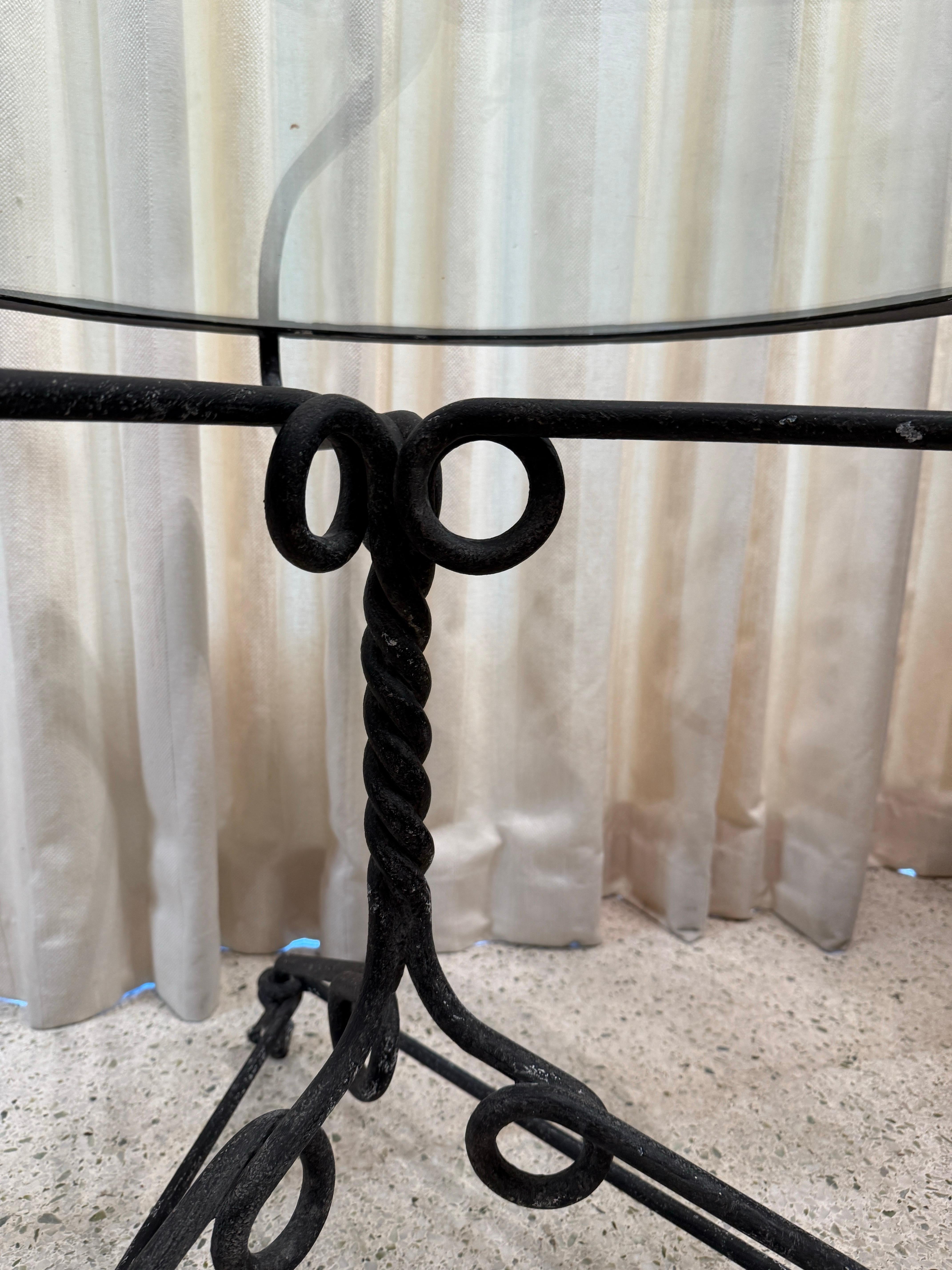Dans le style Giacometti, ce fer forgé à la main a une base triangulaire et trois pieds en forme de canard.  La vitre intérieure de 1/2 épaisseur a été remplacée par une nouvelle.  Lourd et solide, le métal est noirci par une usure normale.