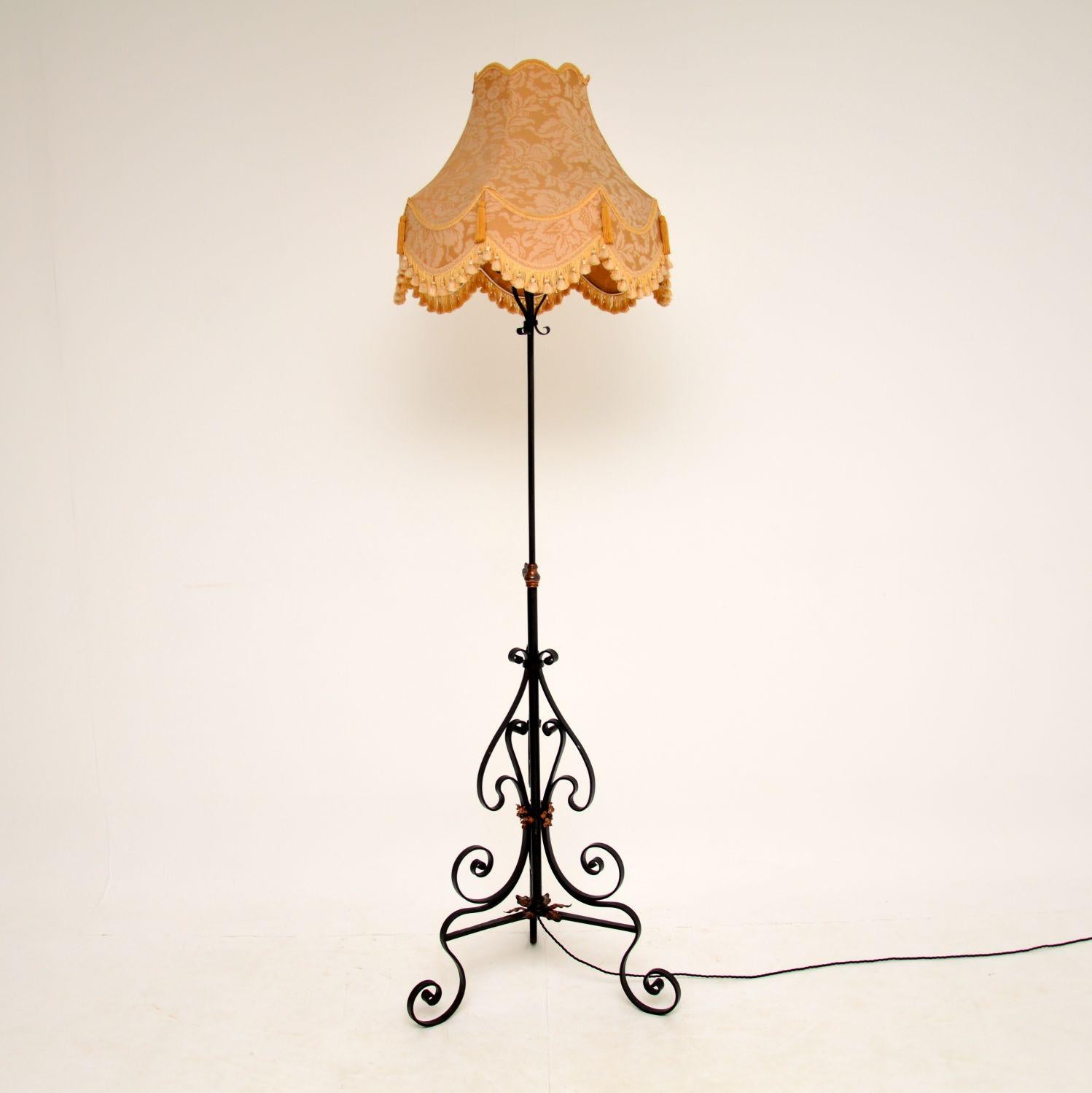 A stunning antique floor lamp, beautifully made from wrought iron with copper embellishments. This dates from the early 20th century, around 1900-1920.

It is of extremely fine quality, this has a rise and fall mechanism so the height can be