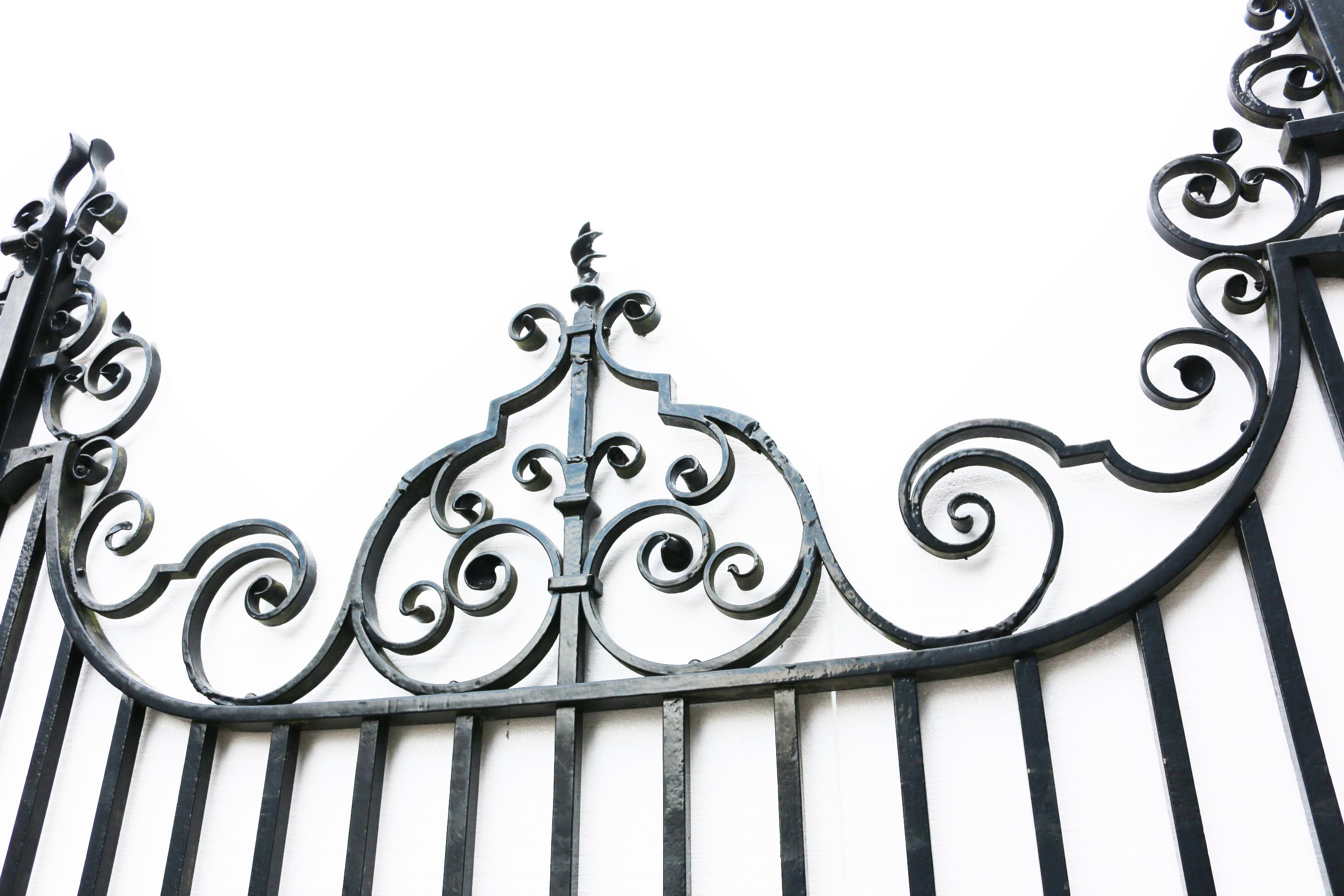 A Pair of Antique Wrought Iron Driveway Gates 12ft / 3.7m In Good Condition In Wormelow, Herefordshire