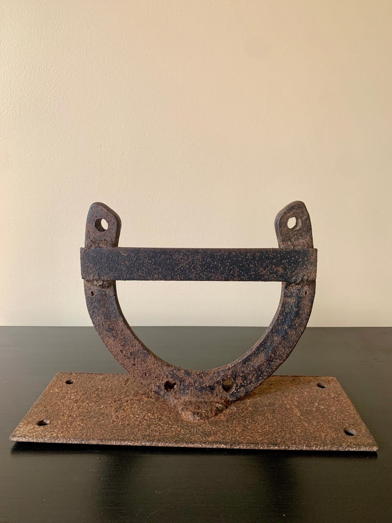 RARE PORTE SELLE CHEVAL EN FER FORGE et FONTE