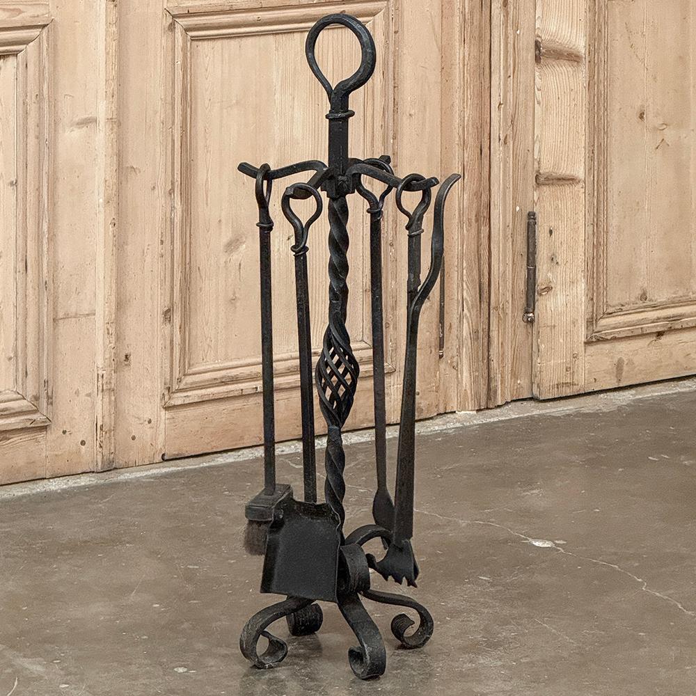 Stile provenzale Antico set di attrezzi da caminetto in ferro battuto con supporto in vendita