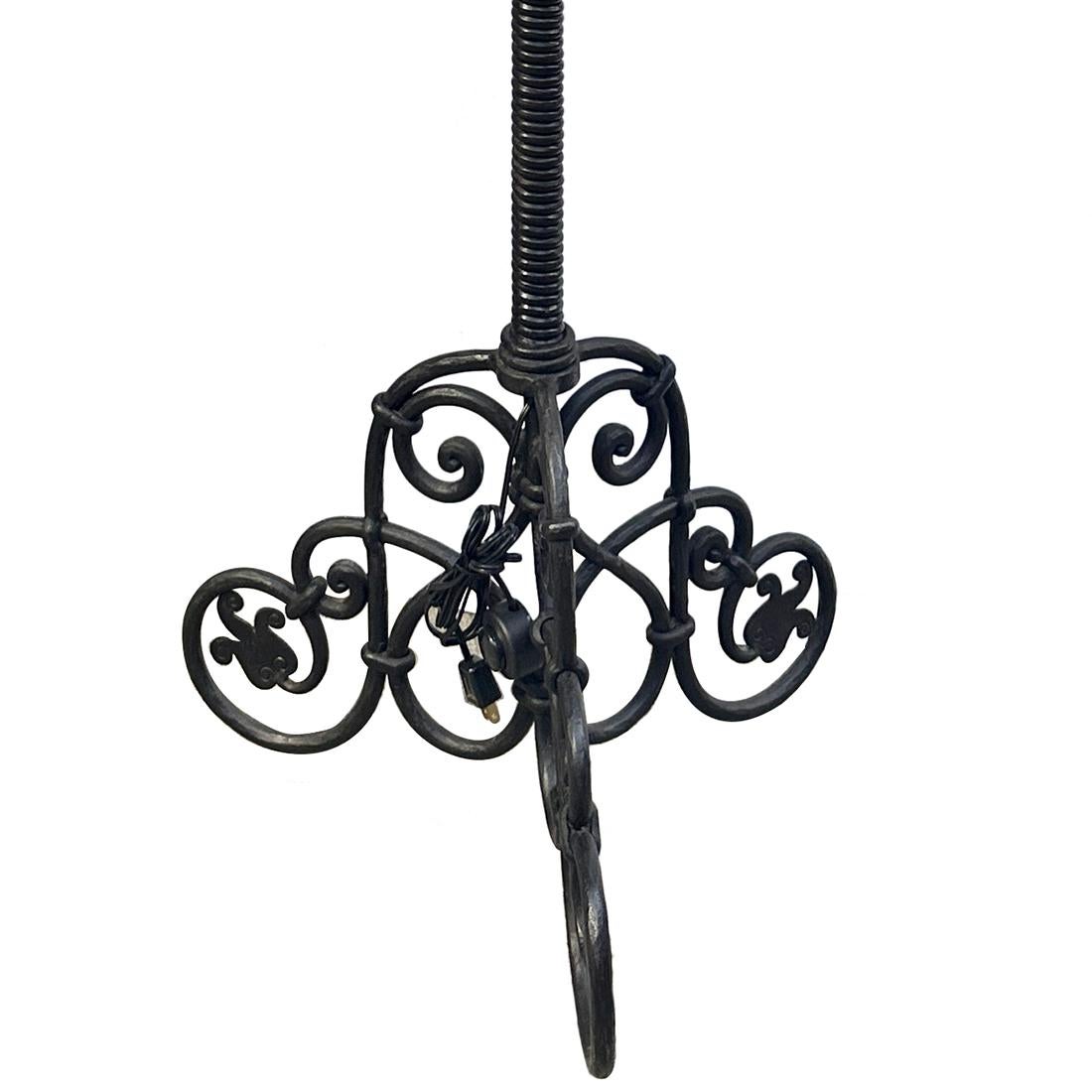 Lampadaire en fer forgé anglais des années 1900 à 4 lumières.

Mesures :
Hauteur : 67