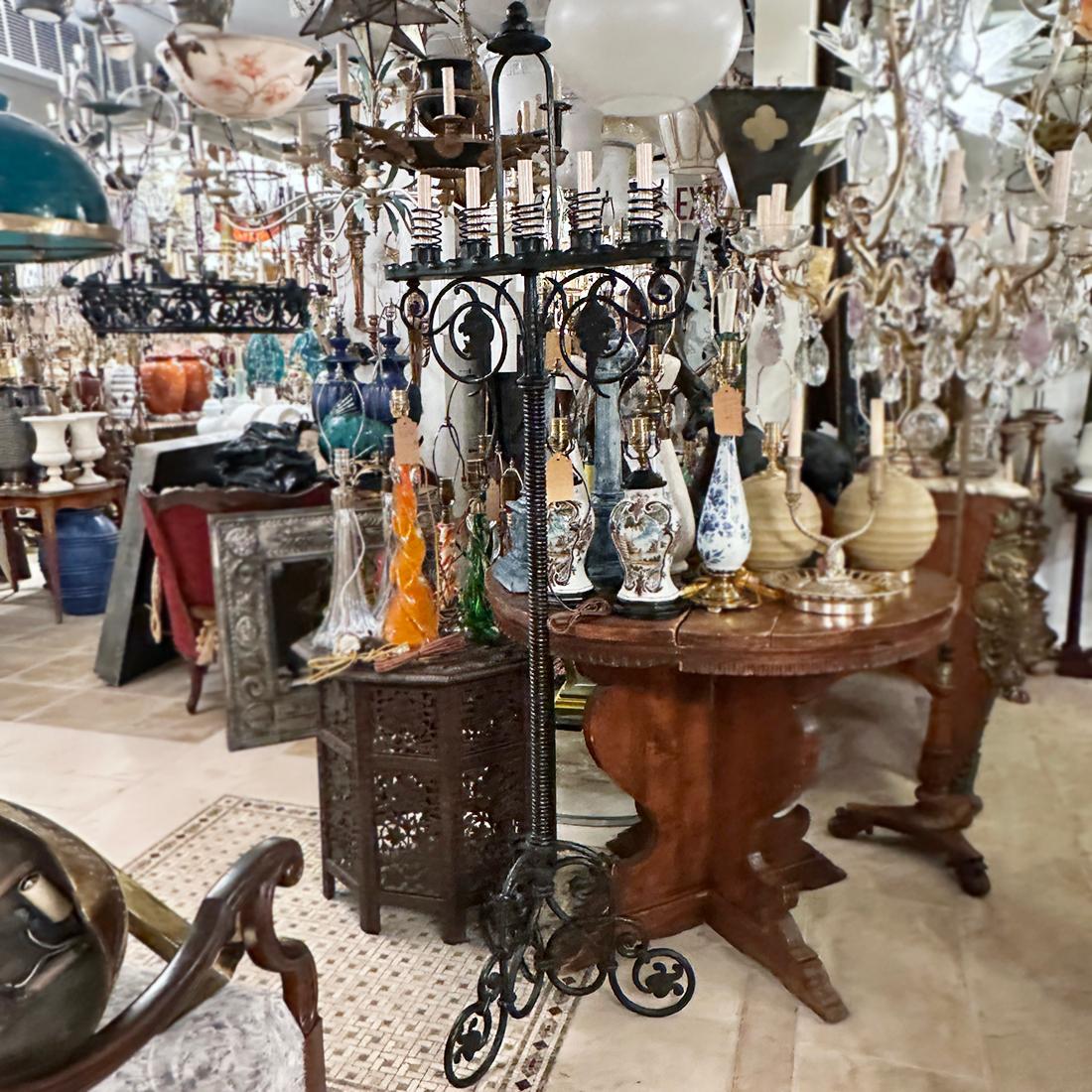 Lampadaire ancien en fer forgé en vente 1