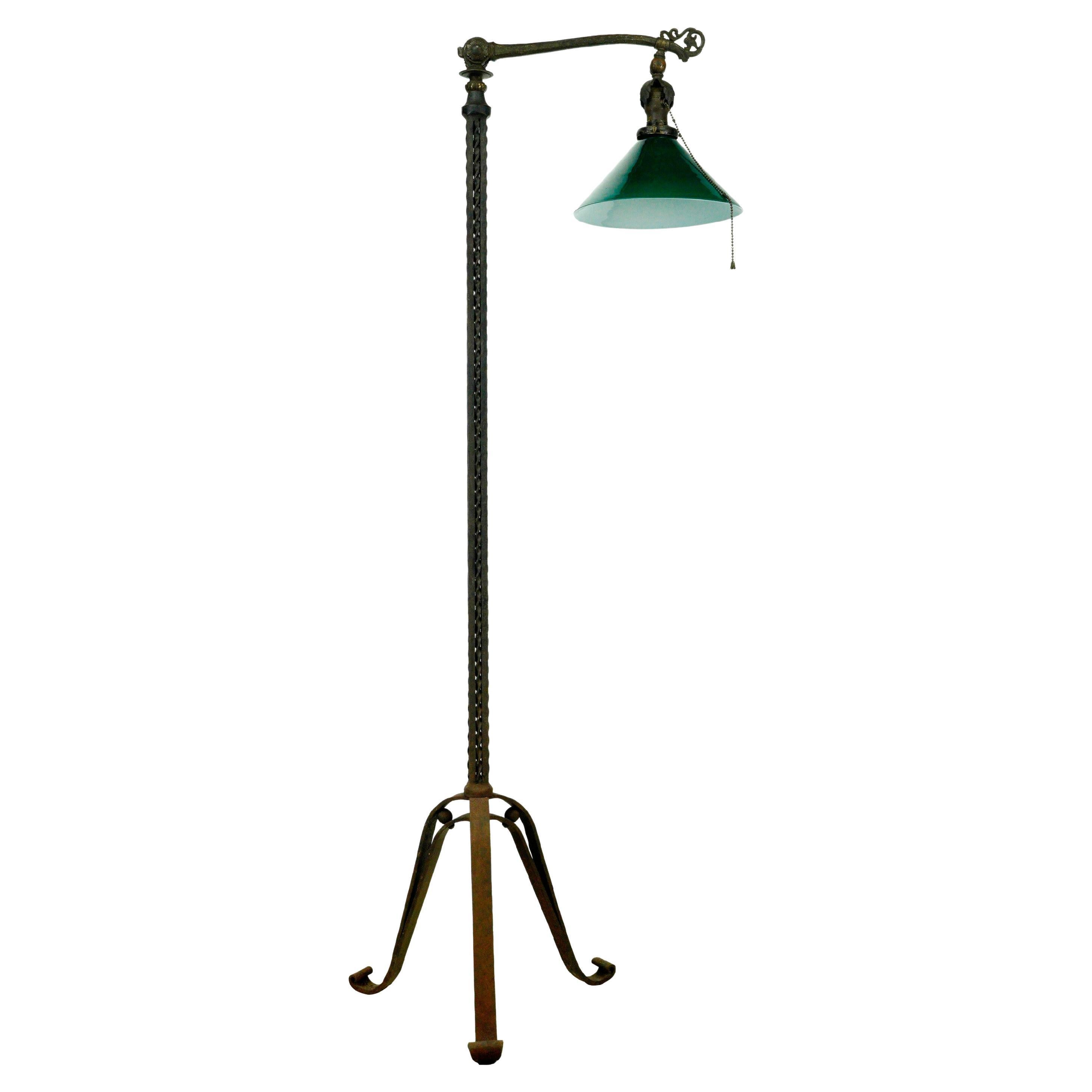 Antike schmiedeeiserne Stehlampe mit grünem Glasschirm