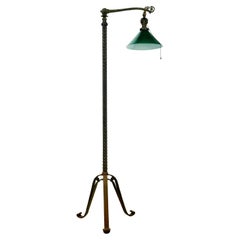 Antike schmiedeeiserne Stehlampe mit grünem Glasschirm