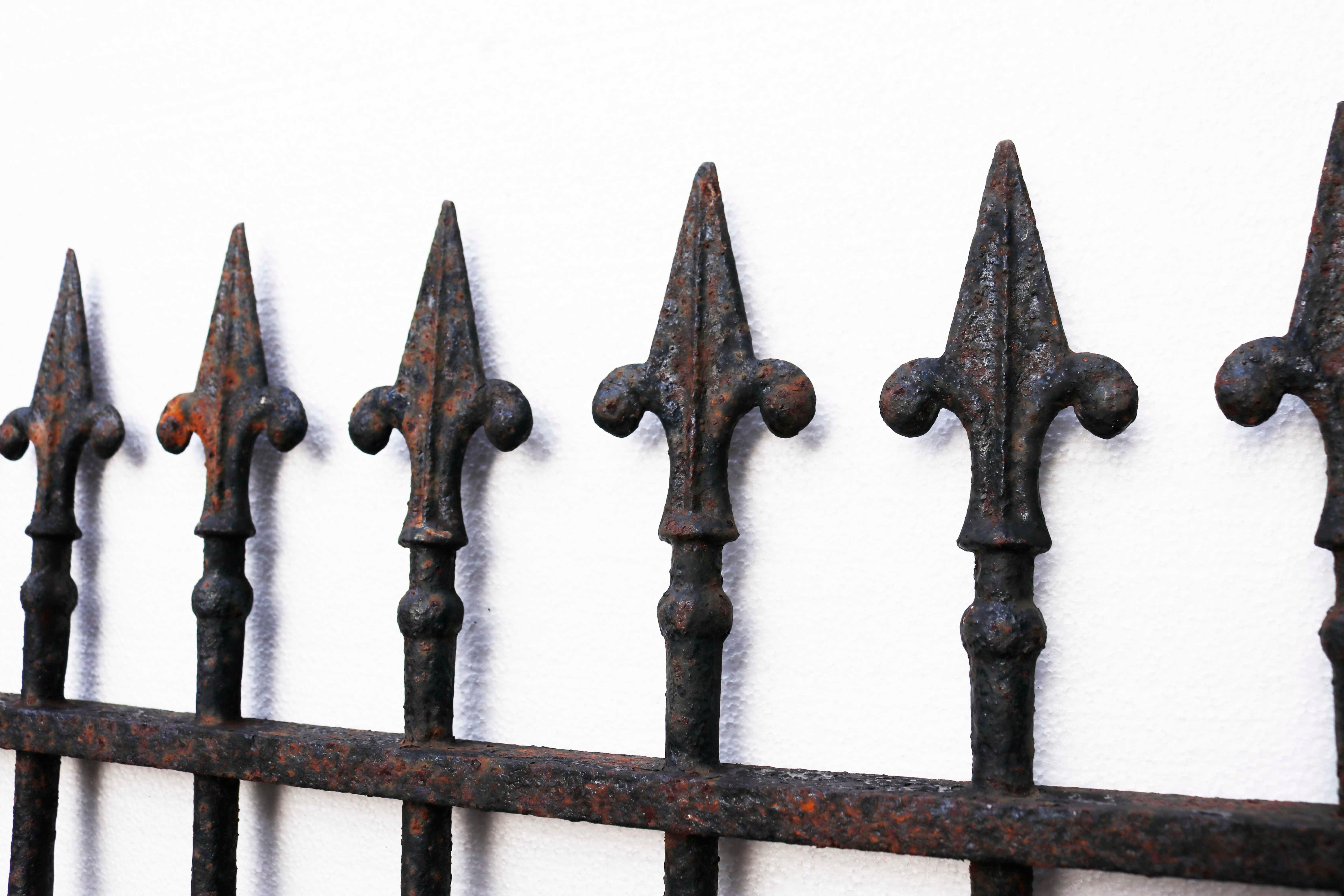 Antique Wrought Iron Gate with Decorative Finials In Good Condition In Wormelow, Herefordshire