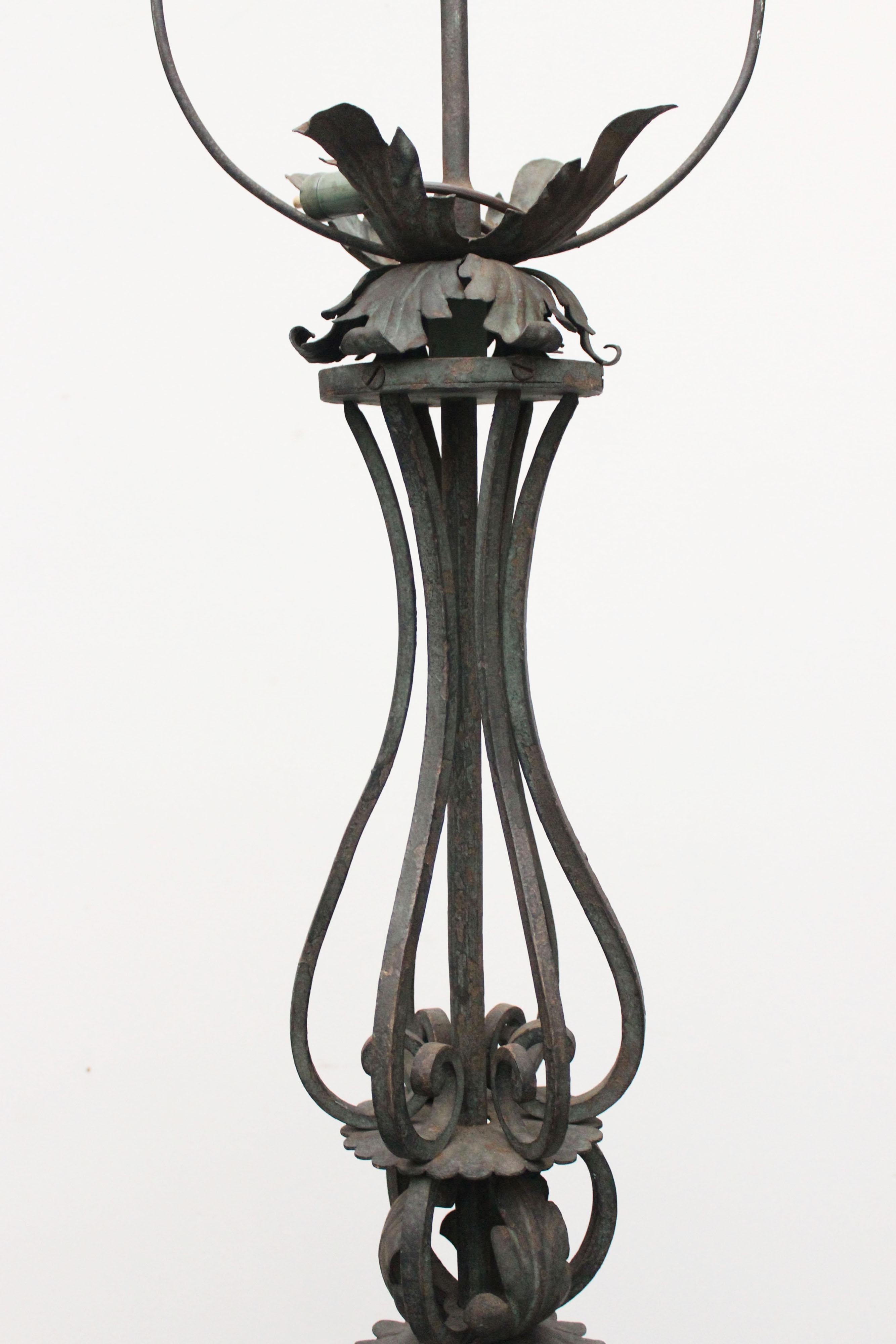 Antike schmiedeeiserne Grundlampe, 1890er-Jahre im Angebot 3