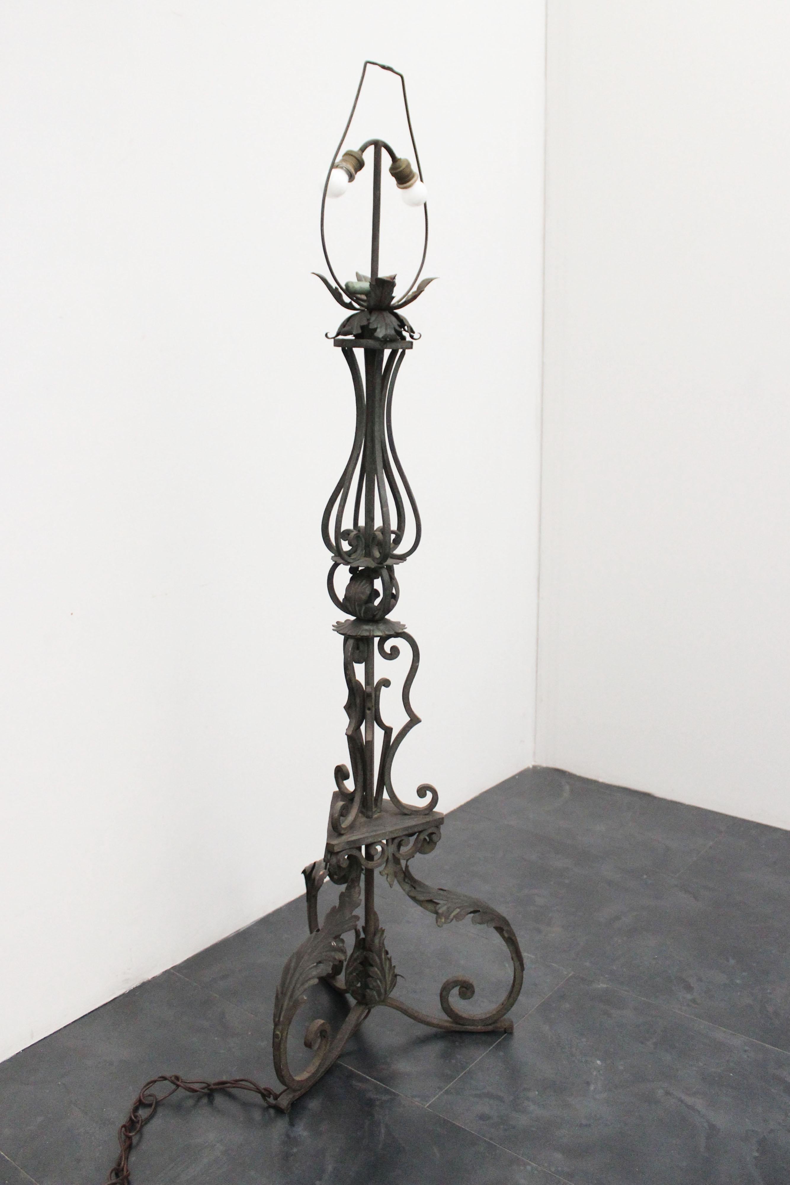 Antique Wrought Iron Ground Lamp, 1890s In Good Condition For Sale In Montelabbate, PU